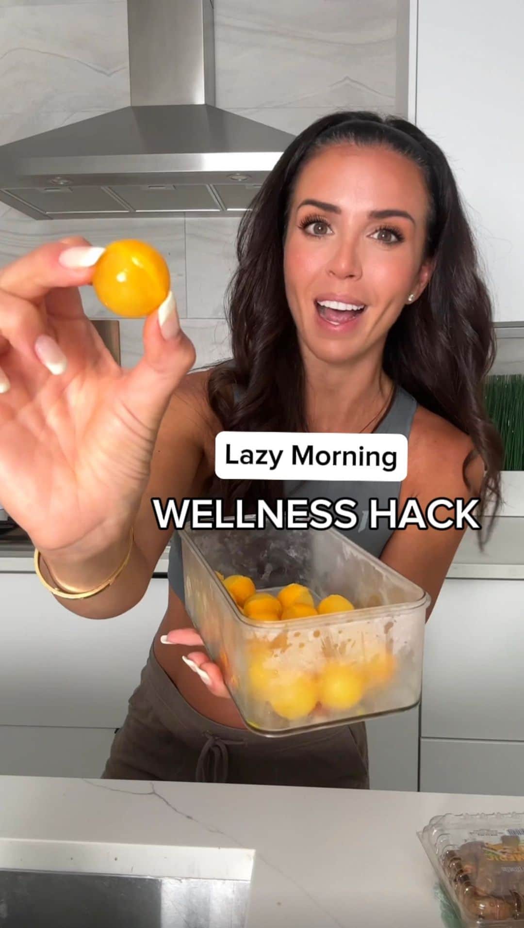 Ainsley Rodriguezのインスタグラム：「LAZY MORNING WELLNESS HACK! 🤯 . No clue why I didn’t start doing this years ago!! Ideally I’d be juicing these fresh every day but that takes way too much time and cleaning a juicer is a PAIN! Not only does freezing these help preserve the nutrients but diluting it in warm water also makes it a little more tolerable and enjoyable in the mornings! . #morningwellness #wellnessroutine #morningroutine」