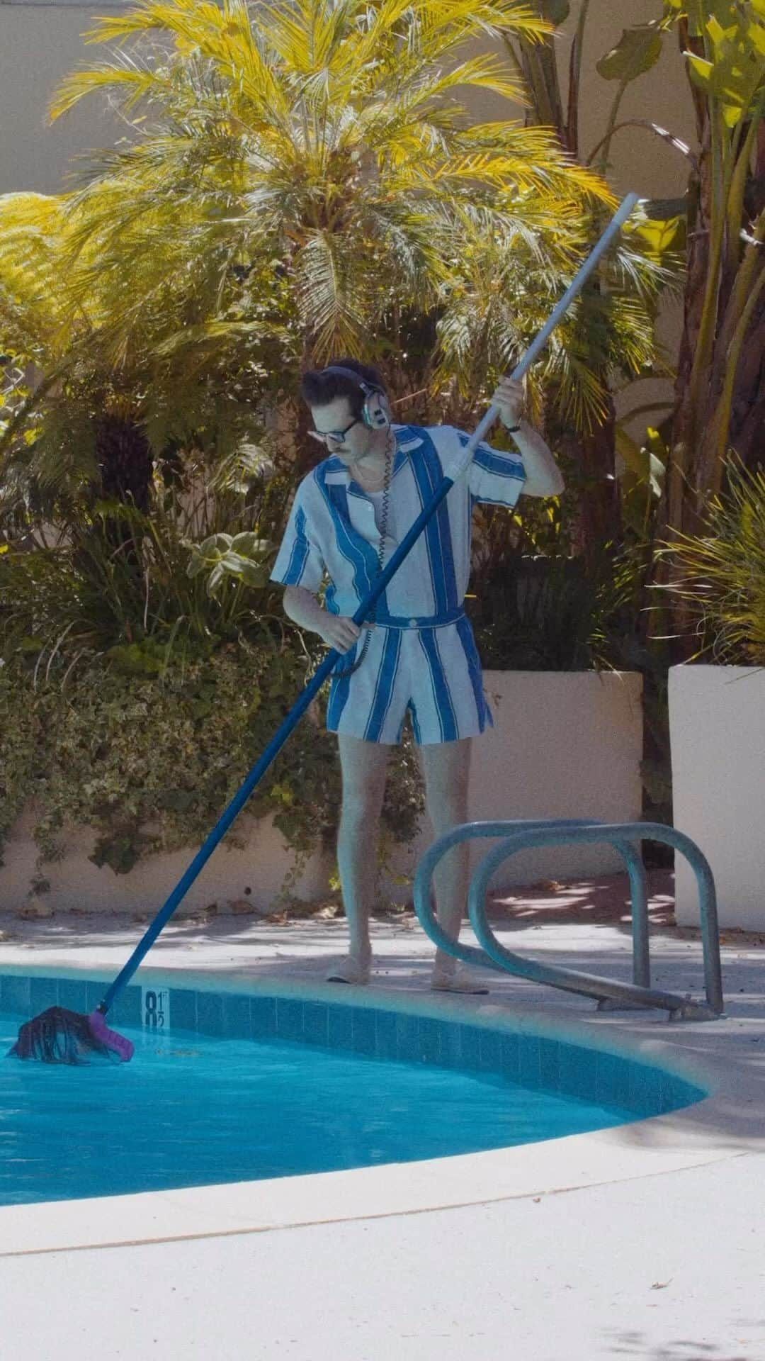 メイヤー・ホーソーンのインスタグラム：「“The Pool” out now! 🥵 Get into it!」