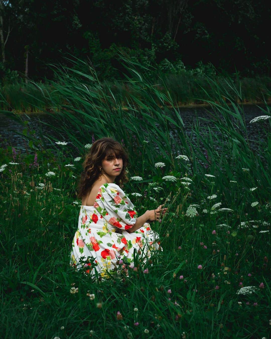 リズ・チェルカソワのインスタグラム：「I haven’t felt inspired enough to pick up my DSLR camera in a long time. Photography, styling, location scouting - all of the things that used to bring me joy became sources of anxiety, insecurity, and self-doubt. I needed to walk away and take a break. Yet, the pull to create something beautiful has never left me. Instead, I channeled it into cooking and growing flowers in my garden.  This is my first attempt at playing with photography in a long time. I feel rusty and unsure of myself. The editing may be too much, the lighting may be all wrong, and my composition may seem pedestrian. I can go on and on… However, perfection is the death knell of creativity. So, despite the voice in my head telling me not to, I’m sharing these photos of my lovely friend.」