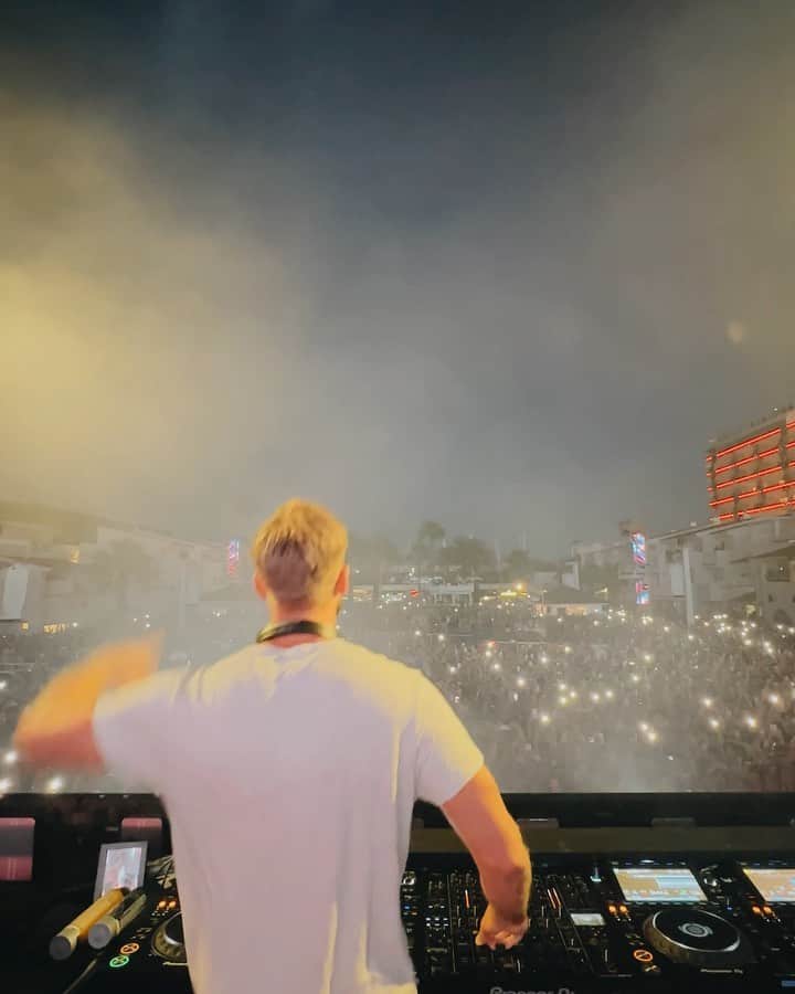 カルヴィン・ハリスのインスタグラム：「Fridays @ushuaiaibiza 📣」