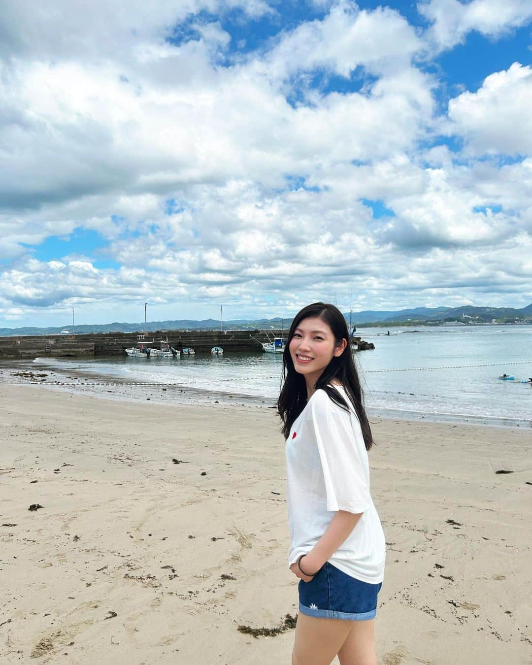 立石晴香のインスタグラム：「2枚目から珍しく全身写真🪸 こんな日焼けしそうな格好してますが写真だけ撮ったら全身ラッシュガードにライフジャケット着用で遊んでました🐠  #白浜旅行 #japantravel」