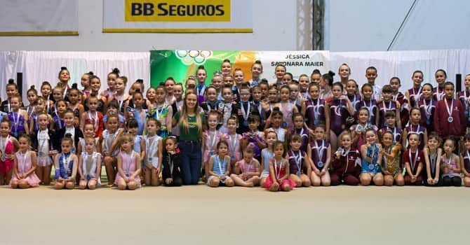 Jessica sayonara maierのインスタグラム：「III Copa Jessica Maier  Que alegria e que honra ter um campeonato tão bonito com ginastas tão lindas, levando o meu nome! 🥰 Momentos assim aquecem meu coração, e cada sementinha plantada no coração dessas ginastas são minha maior conquista! Obrigada @agiblu.gr por todo o carinho e reconhecimento e por essa linda homenagem, mas principalmente por todo o apoio que deram quando eu e @paulinhamohr mais precisamos! Obrigada obrigada obrigada  @chrismogk @amandagallorodrigues @mari_d_silva @maiaracandido_ @gabrielabertholdo」