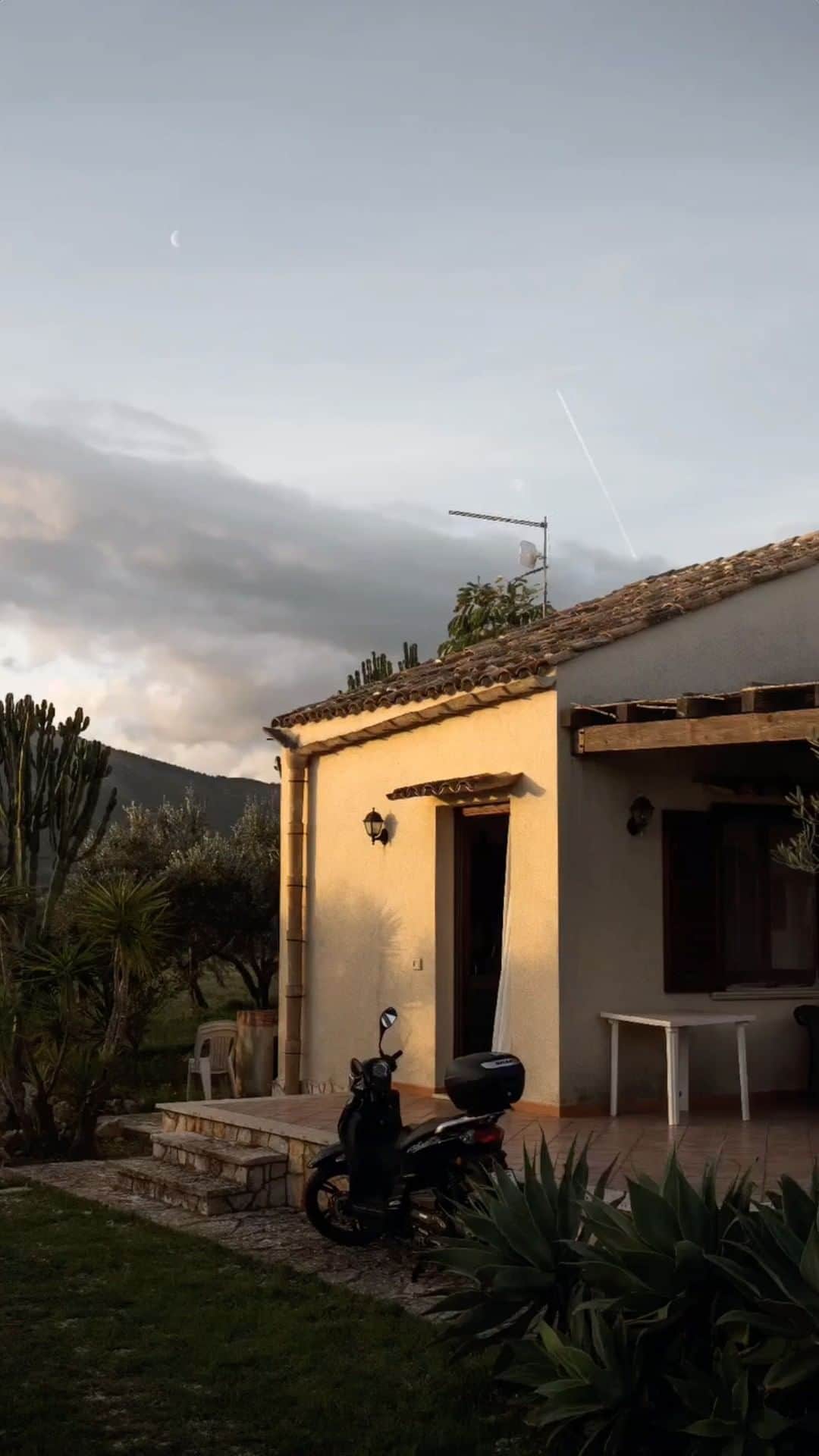 Airbnbのインスタグラム：「Wake up on an olive grove.  🎥 @_eimantask」