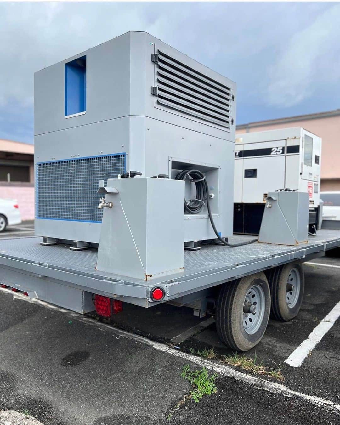 ザッキー・ヴェンジェンスのインスタグラム：「@waieawater has generously donated water generators for Maui. These create cold potable water from air.   We have 2 smaller units headed out Thursday and this daddy trailer with a generator that will not fit in airfreight or in our containers. Got connections at YB for roll on roll off? DM me.」