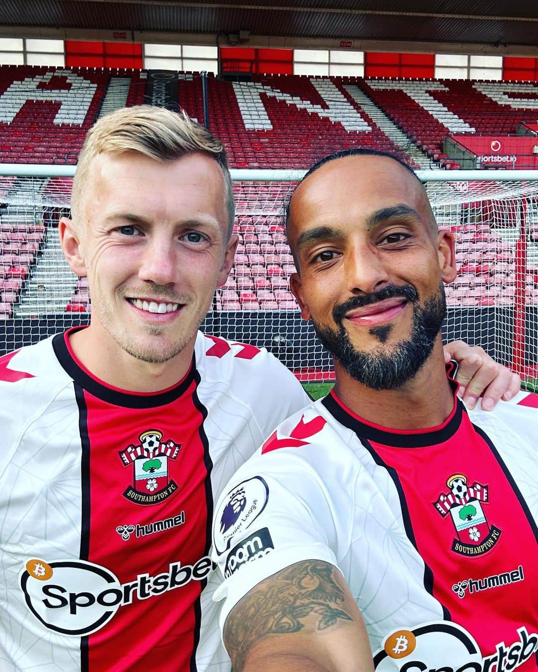 セオ・ウォルコットのインスタグラム：「Honour to share the pitch with you @prowsey16 Good luck on your the next chapter! 👏🏽🙌🏽」