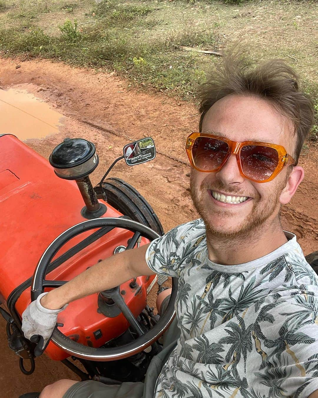 ステファノ・カルーゾのインスタグラム：「Driving a tractor in Sri Lanka, basics 🇱🇰🚜 More to come, make sure you follow @monsoon_gliders   #MonsoonGlidersMadness #SriLankanStunts #UnbelievableAdventure #SriLanka #Colombo #RickshawRun #TheAdventirists #KimMattStefJourney#RickshawRiot #GlobetrottingLaughs #TrioTales #JourneyTogether #KimMattStef #ReunionInSriLanka #Monsoon_gliders #HaveFaithHaiti #CiaoBelli」