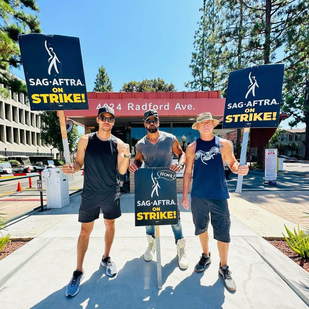 シェマー・ムーアさんのインスタグラム写真 - (シェマー・ムーアInstagram)「End this strike dammit!!! My daughter Frankie needs a new pair of shoes!!!! And Hondo needs to kick somebody’s ass!!! He’s bored!!! #sagaftrastrong #wgastrong」8月15日 5時53分 - shemarfmoore