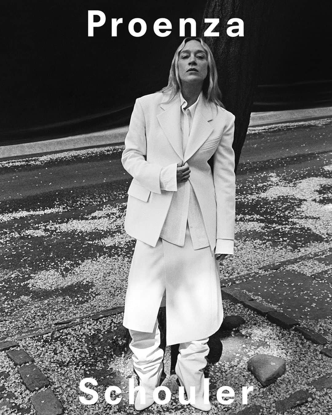 クロエ・セヴィニーのインスタグラム：「More PS  Proenza Schouler Fall 2023 @proenzaschouler Photography: Davit Giorgadze @d.avit Make-Up: Emi Kaneko @emikaneko Hair: Joey George @joeygeorge #proenzaschouler」