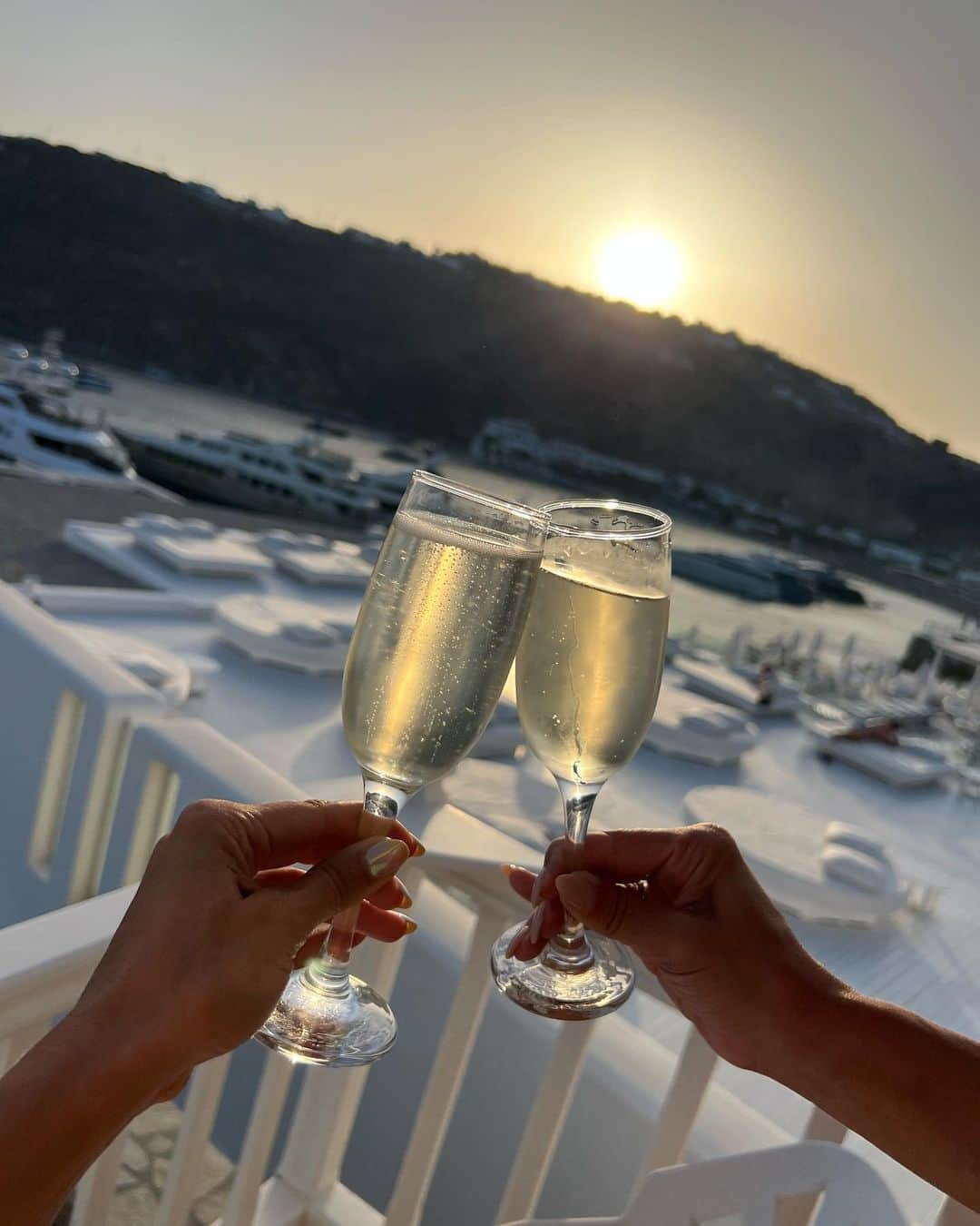 ジェシカ・ロウンズさんのインスタグラム写真 - (ジェシカ・ロウンズInstagram)「Cheers to the most EPIC Summer Euro trip! 🥂🌊🇮🇹☀️🇬🇷 If you’re heading to Mykonos and looking for a gorgeous hotel to stay at @petasosbeach is καταπληκτικός (amazing!) 😘🤌🏻 #takemeback」8月15日 6時03分 - jessicalowndes