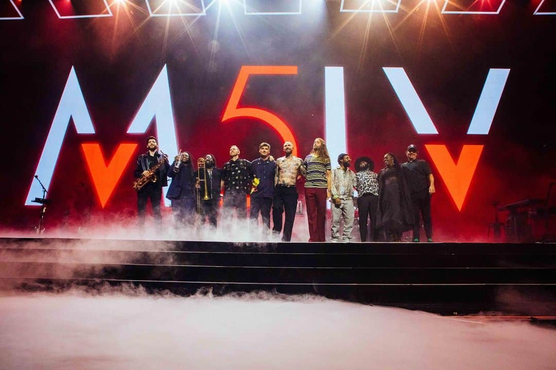 Maroon 5のインスタグラム：「#M5LV • NIGHT 16 ✌️  Thank you to the fans, @parkmgm & @livenation!  We loved these shows and we are excited to come back next year 🎲💫🎰 Stay tuned by for more dates and details!  #maroon5 #lasvegas」