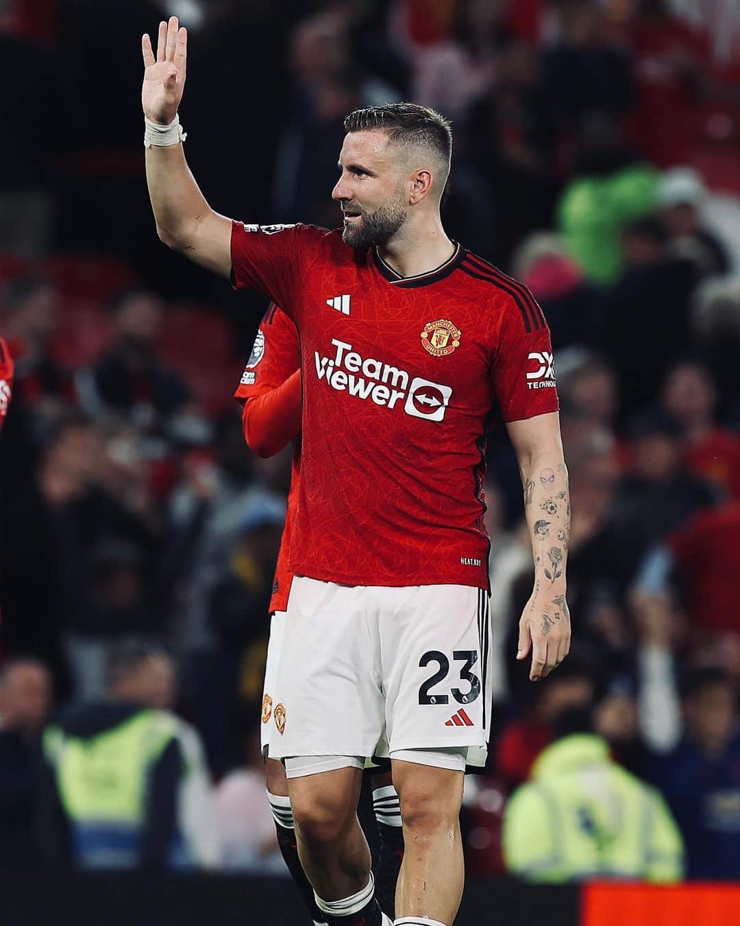ルーク・ショーのインスタグラム：「3 points under the Old Trafford lights 👊🏼」