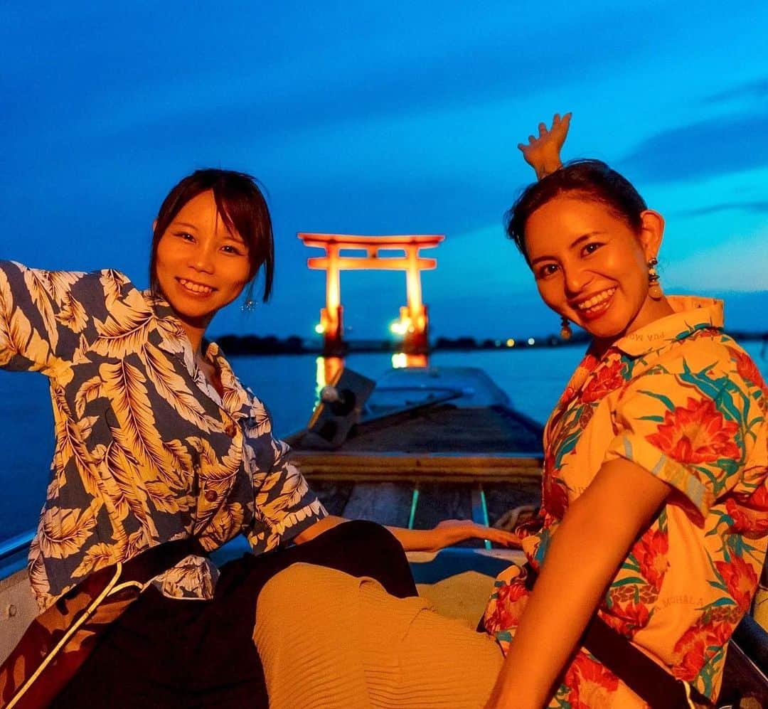 遊佐ちえみさんのインスタグラム写真 - (遊佐ちえみInstagram)「🦀⛩  📍浜名湖 雄踏たきや漁 静岡県浜松市西区雄踏町宇布見9985-3  夏の冒険に、さぁ、出発だ！！！ 子供から大人まで楽しめる 『たきや漁』  ※たきや漁とは  水中灯を舳先(へさき)に灯し、 銛(もり)を持ってカニやエビ、魚を突いたり たも網でサヨリをすくったりする伝統的な漁のことです。  自分たちで採ったお魚やカニを その場で調理していただけるのが 魅力の一つでもあります💜  ※獲れた獲物は全てお持ち帰り頂きます。  持ち帰り用のクーラーボックス等ご用意下さい。  お申し込みは、 浜名湖雄踏たきや漁 まで！ 📞053-592-2260  ◾︎ 体験所要時間    日没から、たきや漁90分＋お食事90分  ◾︎ 集合場所  浜名漁協雄踏支所  ※集合時間は季節や船頭さんによって異なります。  ◾︎料金  料理付き　36,000円(税込) 料理なし　30,000円(税込) たきや漁 約2時間  ※ 1隻 大人4名まで乗船可能。  ◾︎ 駐車場  あり  #たきや #たきや漁 #浜名湖 #浜名湖雄踏たきや漁 #銛 #たも網 #漁師 #浜名湖で遊ぶ #採れたて #アツアツ #天ぷら #お魚天国 #浜名湖の魅力 #海の湖HAMANAジェンヌ #visit浜名湖」8月22日 19時55分 - yusa_cgram