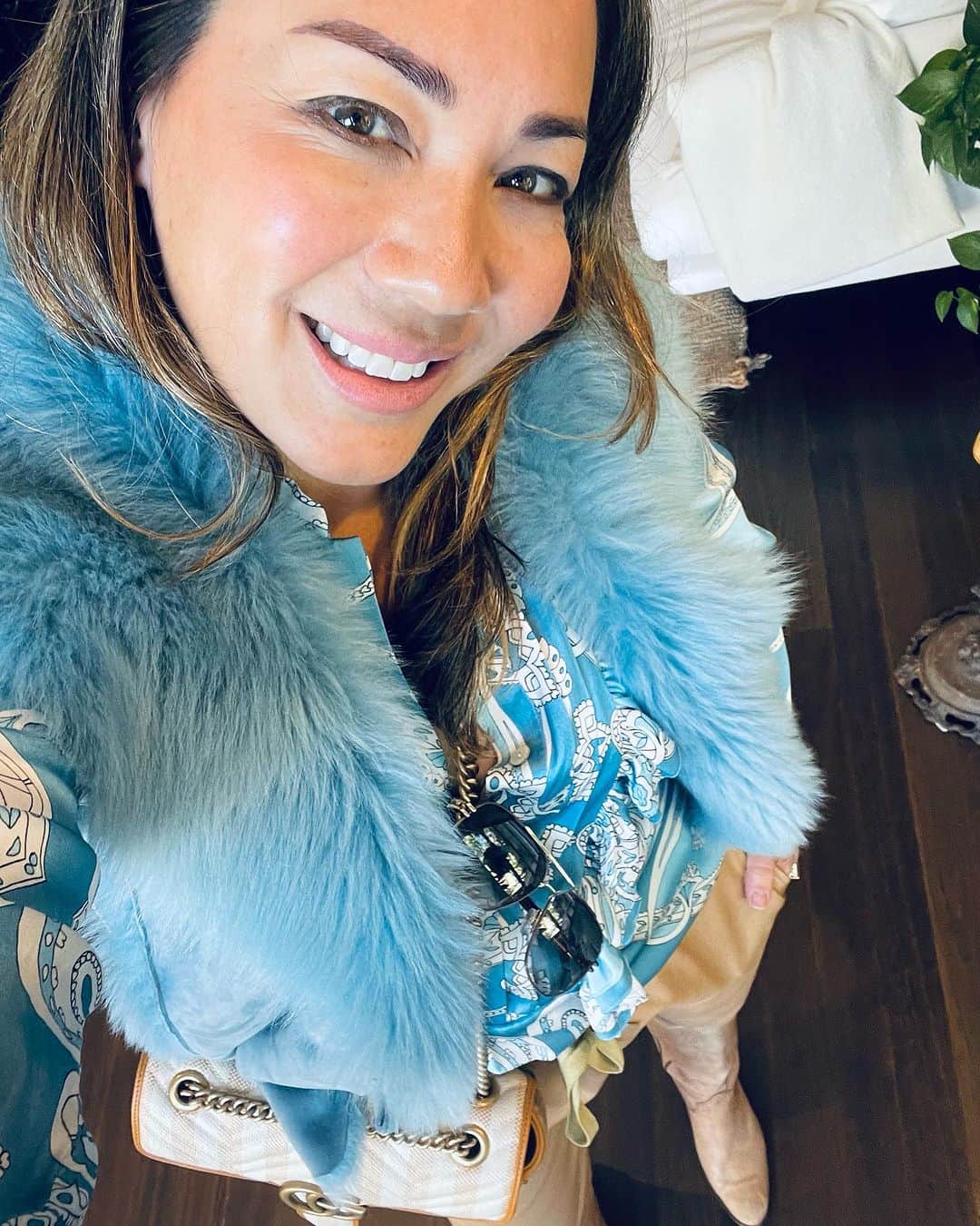 ココリボンのインスタグラム：「Wearing colour makes me happy. I’m not sure if it’s something to do with chakras or just what suits me but I’m mostly drawn to blues. I named this blouse, layered under my Gilet, after the Bellagio hotel in Oceans 11.  I watched the fountain show there last year when I was in Vegas and it was extravagant and playful… a bit like this blouse with its ruffles and silk satin paisley 🦋  #cocoribbon #bellagioblouse #blue」