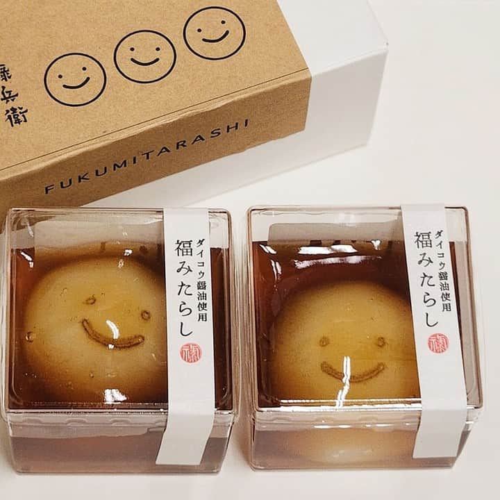 のインスタグラム：「笑顔がかわいい福みたらし。  記事「東京駅の駅ナカで買える『菓匠禄兵衛』のかわいいみたらし団子 ～黒猫スイーツ散歩 東京駅手土産⑤～」より。  #さんたつ #散歩の達人 #スイーツ #東京駅 #お土産 #手土産 #老舗 #和菓子 #みたらし団子」