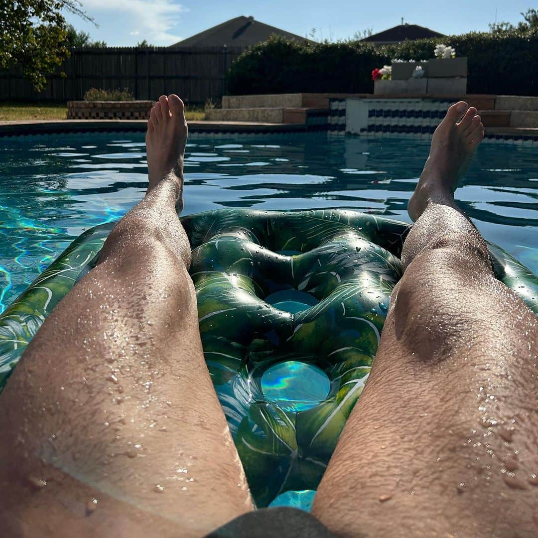 ランス・アーチャーのインスタグラム：「When the cold front blows in and it’s only 95 instead of 107!  Ya make it pool time!」