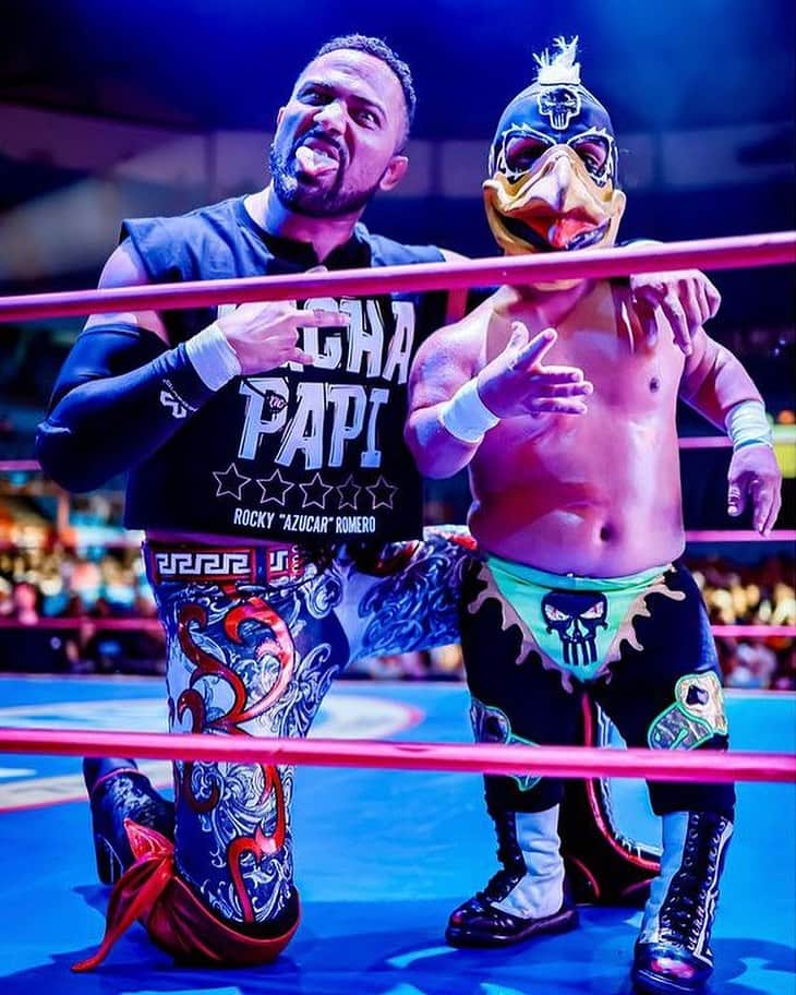 ロッキー・ロメロのインスタグラム：「Tengo nuevo amigo @zacariasjr.perikito   📸: @elfotografodelasluchas」