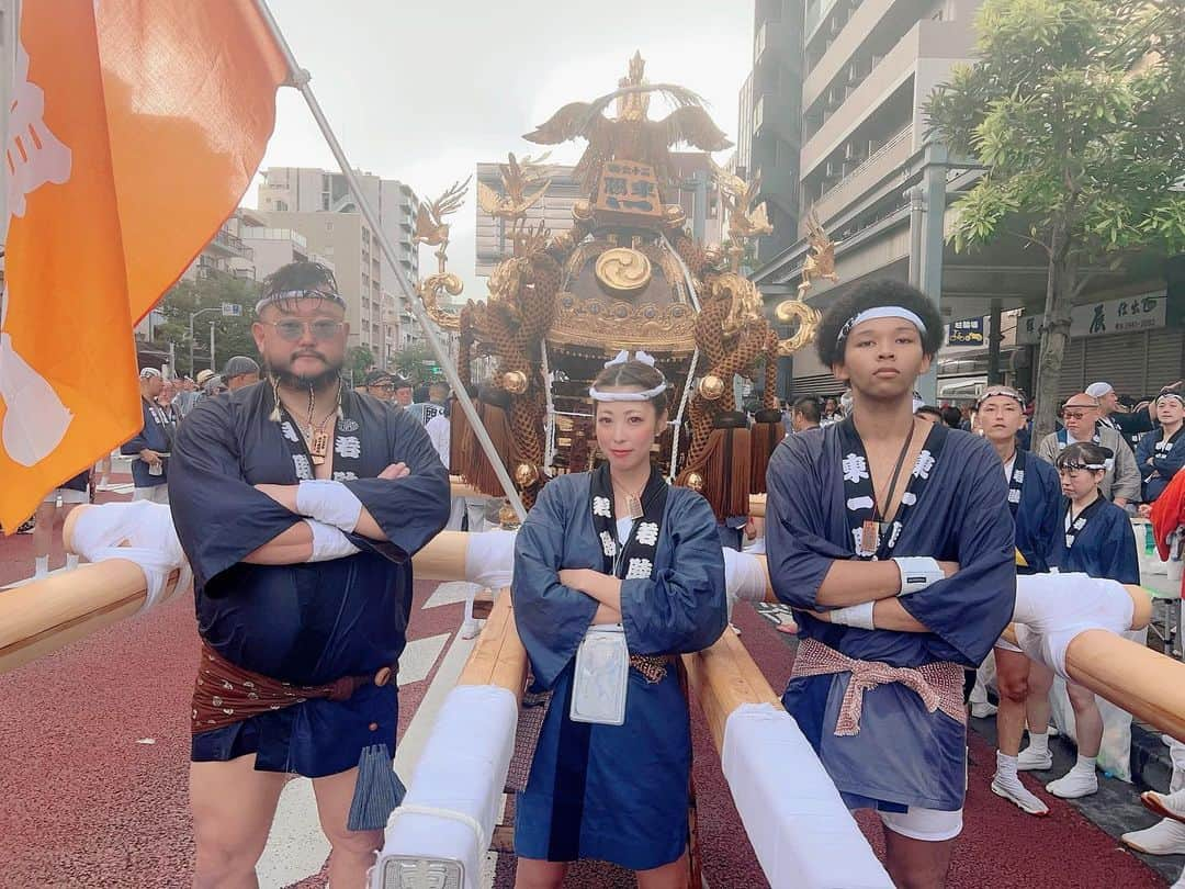 武田智恵のインスタグラム：「8月13日、6年ぶりの富岡八幡宮例大祭🏮 2人はお祭り常連で普段からお世話になってる方で東陽一丁目で初参加させてもらいました❤️‍🔥 この日30000歩ぐらい歩いたんですよね😂 お神輿初めて担いだのですがめちゃくちゃ重たい...😨 でもみんな良い人達ばかりでテンション高くて楽しかったです❤️‍🔥 良い経験させてもらえました🫡✨️ 水かけ祭りなんですけど、水かけってレベルじゃなかったです🪣笑 消防団のホースが本気すぎて😂 個人的には荒波に揉まれてるのと同じレベル感でした🤣 ありがとうございました🙇🏻‍♀️ #富岡八幡宮例大祭 #水かけ祭り #わっしょい」