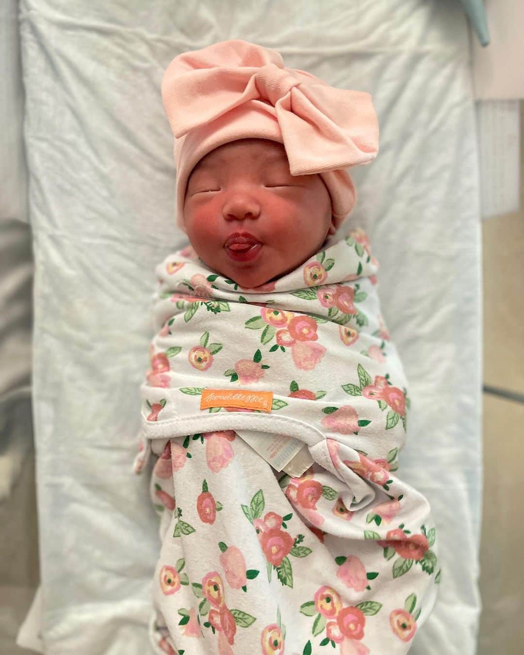 アディソン・ラッセルのインスタグラム：「Im overcome with so much joy and happiness to welcome my little angel, Roma Rose Russell to the world! I've never been so emotional and grateful than I was when I saw Roma for the first time. @astikelley was the biggest inspiration to be with her and watch her give birth with no medicine. It was definitely not how we thought the delivery was going to go, but through the worst pain ever Asti was able to deliver a healthy Roma, naturally. I'm so thankful for that, Asti, Aiden, Mila, Raynor and now Roma!! Thank you God for my beautiful family. I can't even put into words how happy I am that my daughter is here. I just could not believe how beautiful it was to see her. I cried with overwhelming tears of joy. Single handed the greatest moment of my life. It was a miracle. Welcome to the family Roma🩷」