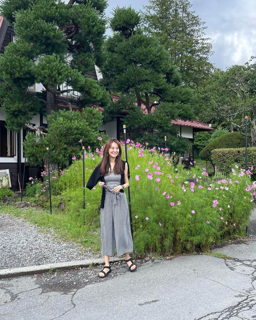 園原ゆかりさんのインスタグラム写真 - (園原ゆかりInstagram)「🌿 長野の山へ  標高が高いので湿気も少なく 涼しい♡  皆さま夏休みを楽しんでますか？  🍃 #緑が好き #自然  #ootd #fashion #model #outfit  #今日のコーデ #ファッション #夏コーデ #大人の遠足 #モデル #国内旅行 #プチ旅行 #ドライブ」8月15日 8時30分 - yucari0108