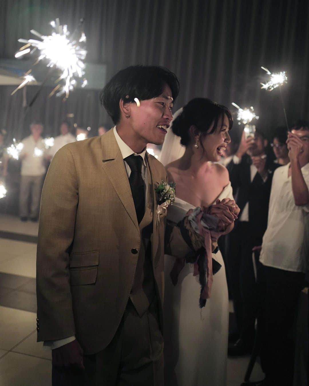 沢田時さんのインスタグラム写真 - (沢田時Instagram)「2023年8月14日🫶 結婚式を挙げることができました。 たくさんの方々に祝福して頂きありがとうございました✨  妻の聖香はかっこよくて綺麗でいつも人への思いやりをもって行動できる尊敬する人です。そして真剣な時もふざけてる時も一緒にいて楽しい大切な親友です。選手のときの日本チャンピオンジャージも似合っていたけど、ウェディングドレス姿は間違いなく世界一でした🥰  結婚式をしたことで2人がたくさんの方々に恵まれていることを改めて実感でき、本当にやって良かったです。みんなありがとう！素敵なゲストの方々にとにかく楽しんでもらいたいという2人のイメージを形にして最高の式を作ってくれた @belleunjour_staff とプランナーさんにも心から感謝しています。  これからも夫婦共々宜しくお願いします✨  📸 @vhlg」8月15日 8時38分 - toki_sawada