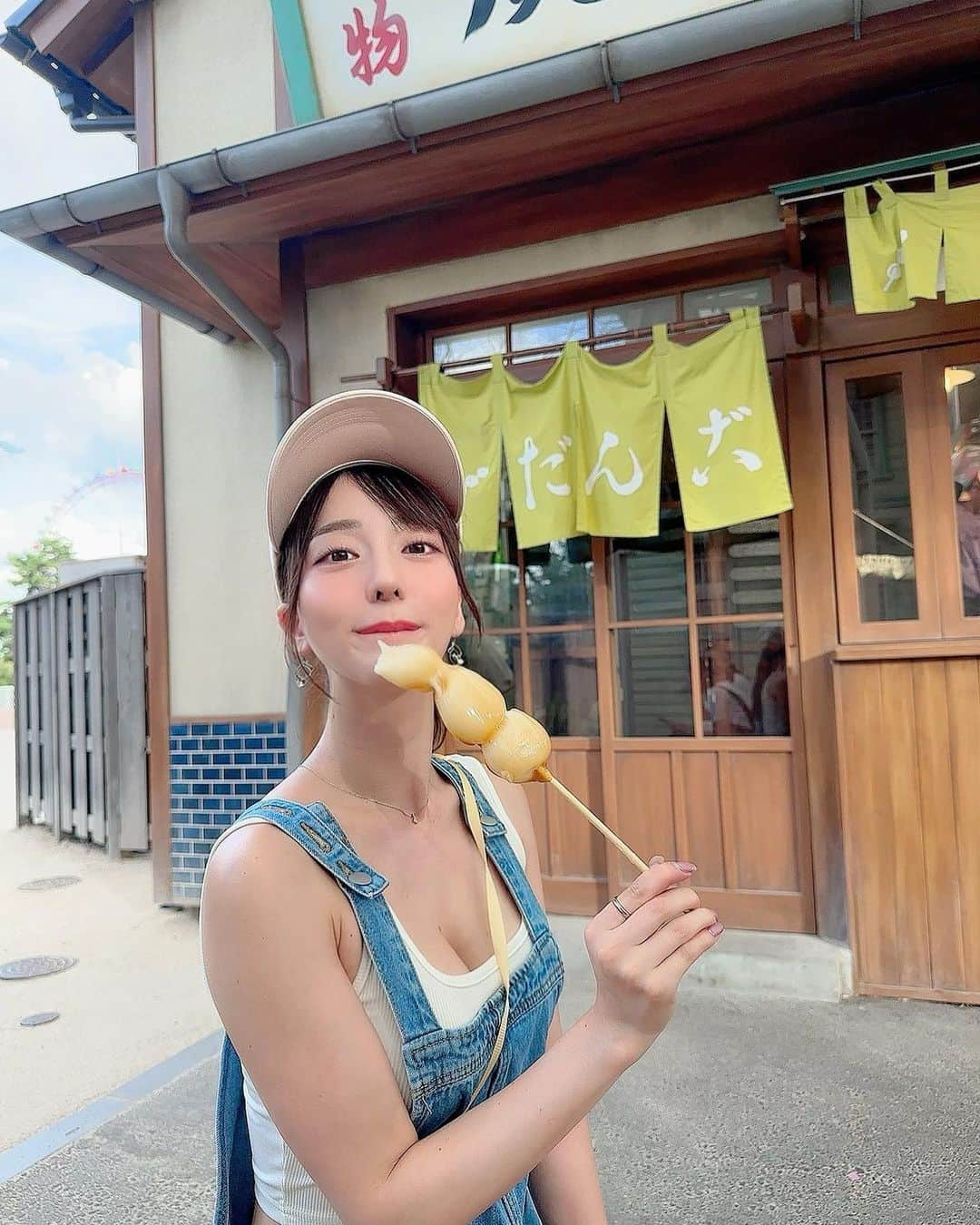 堀尾実咲のインスタグラム：「もぐもぐ🍡  #西武園ゆうえんち #西武園 #西武園プール #西武園ゆうえんちプール #遊園地 #遊園地コーデ #プール #プール日和 #デートスポット #夕陽の丘商店街 #西武園通貨 #レトロ #レトロ喫茶 #レトロ雑貨 #shein #sheinコーデ」