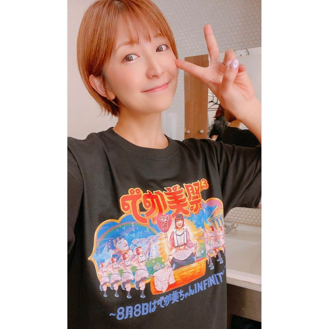 矢口真里さんのインスタグラム写真 - (矢口真里Instagram)「８月８日に行われた、 でか美祭２０２３に初めて参加させていただきましたー！！  もうその名の通りめっちゃお祭りでしたよ😁✨ でか美ちゃんがファンの皆さんが楽しめるような企画を沢山考えていて、優しさと愛が詰まった素敵なイベント✨ ほんと名プロデューサーだなぁと思いました😭✨  その中で私も一曲歌わせていただきましたよ😌♪ 自分の持ち歌で一番好きで大切な曲✨ 『I WISH』 何度も背中を押してくれた曲です✨ 気持ちを沢山込めて歌ったら、 大森ちゃんとゆっきゅんがめっちゃ泣いてくれてました😂w あまりの号泣にちと笑っちゃったけどね😂w ごめんょ🥹ありがとう🥹✨  ５年ぶりに会ったくりえみちゃんはすんごい人になってたし、相変わらず可愛かったです😍 歌声にもうっとり🥹  眉村ちゃんに関しては、 書ききれないので、またアップしますw  でか美ちゃん✨ 素敵なイベントに参加させてくれて本当にありがとう😁✨ 夏の思い出になりました！！」8月15日 14時08分 - mariyaguchi_official