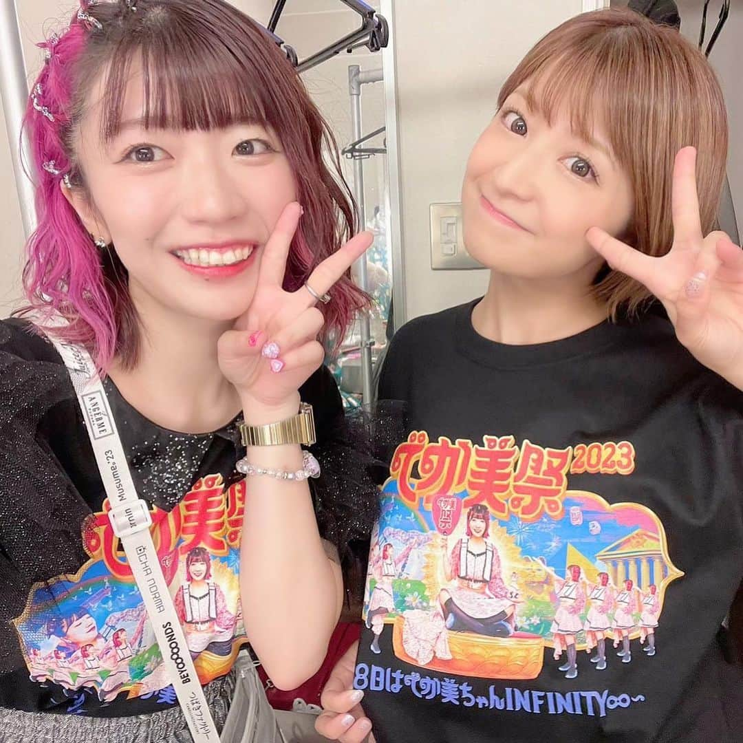 矢口真里のインスタグラム：「８月８日に行われた、 でか美祭２０２３に初めて参加させていただきましたー！！  もうその名の通りめっちゃお祭りでしたよ😁✨ でか美ちゃんがファンの皆さんが楽しめるような企画を沢山考えていて、優しさと愛が詰まった素敵なイベント✨ ほんと名プロデューサーだなぁと思いました😭✨  その中で私も一曲歌わせていただきましたよ😌♪ 自分の持ち歌で一番好きで大切な曲✨ 『I WISH』 何度も背中を押してくれた曲です✨ 気持ちを沢山込めて歌ったら、 大森ちゃんとゆっきゅんがめっちゃ泣いてくれてました😂w あまりの号泣にちと笑っちゃったけどね😂w ごめんょ🥹ありがとう🥹✨  ５年ぶりに会ったくりえみちゃんはすんごい人になってたし、相変わらず可愛かったです😍 歌声にもうっとり🥹  眉村ちゃんに関しては、 書ききれないので、またアップしますw  でか美ちゃん✨ 素敵なイベントに参加させてくれて本当にありがとう😁✨ 夏の思い出になりました！！」