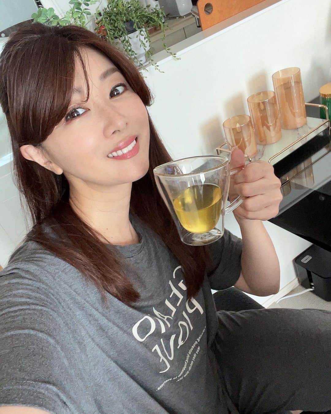 矢部美穂さんのインスタグラム写真 - (矢部美穂Instagram)「休憩タイム☕️ 夕方過ぎに山林堂騎手が妹家族と文子ママを車で迎えに行ってくれます✨ そして、花火大会は中止になりましたが私の簡単手料理で 食事会です♡  本当に料理は苦手なので簡単なのに美味しい前菜を作ってあと飲んでもらう感じです🏠あっ、餃子があるから餃子も出します🥟  ではではまた後ほど✨  #休憩 #まったり #ゆっくり時間  #40代 #矢部美穂」8月15日 14時09分 - miho.yabe.0607