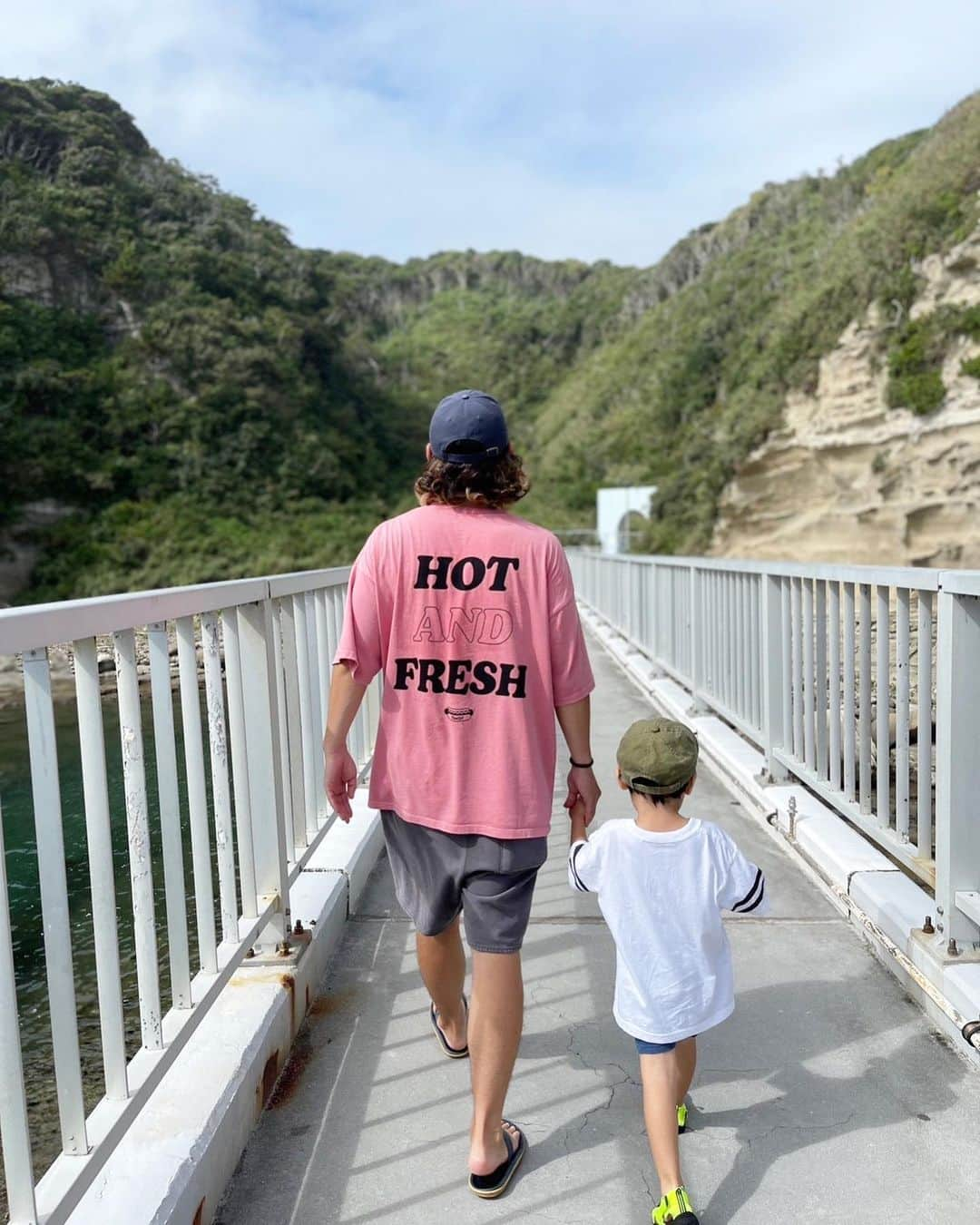 城戸裕次のインスタグラム：「息子との夏休み☀️  旅先でUFOキャッチャーやったら1回で奇跡的に亀2個取れた🐢 ラッキー✌️  #城戸裕次#夏休み#息子#UFOキャッチャー#旅行#旅#holiday#vacation#travel」