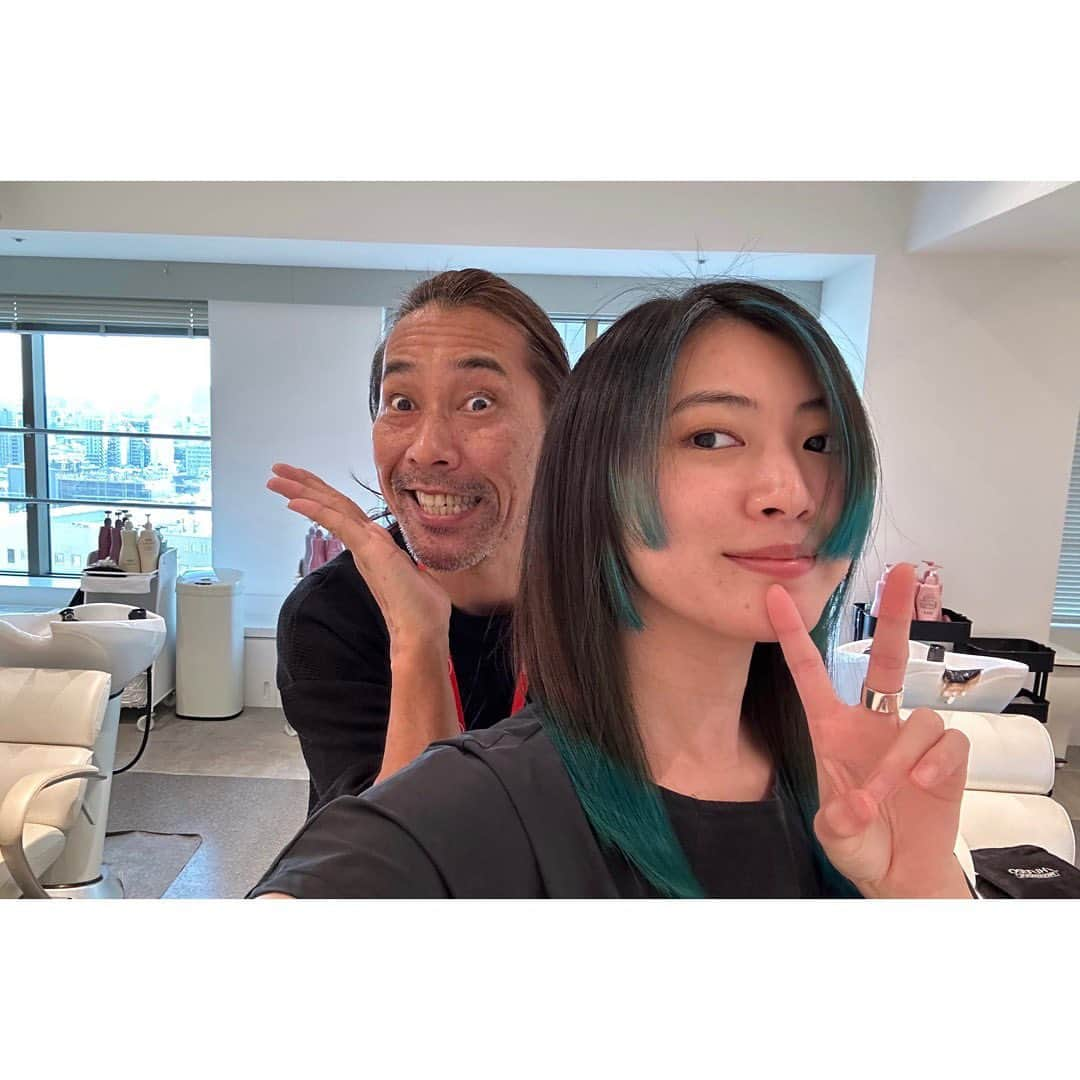 安田聖愛さんのインスタグラム写真 - (安田聖愛Instagram)「いつもヘアメンテをしてくださっている落合さんに 期間限定で毛先と前髪染めていただきました！ ⁡ ULTISTのシアンというカラー剤を使ってもらいました😊 ⁡ 前髪の毛先にも色を入れたのがポイント✌️ ⁡ 短い期間のイメチェン楽しむぞっっ ⁡ #資生堂プロフェッショナル　 #落合さんいつもありがとうございます #ULTIST #シアン」8月15日 8時47分 - seiayasuda