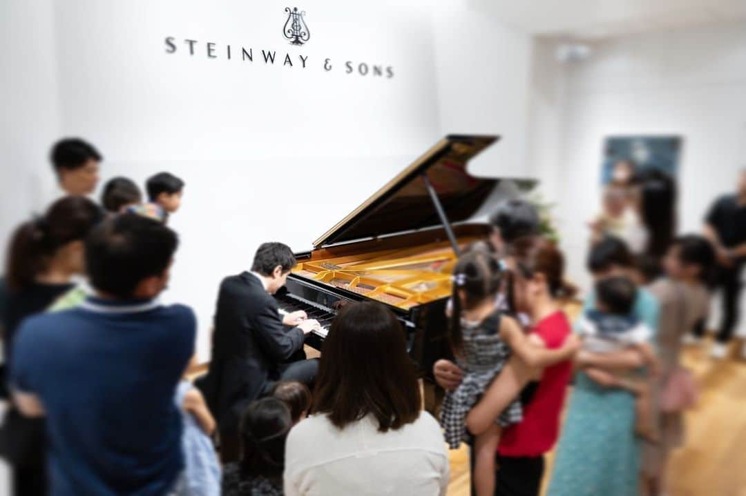 金子三勇士さんのインスタグラム写真 - (金子三勇士Instagram)「Steinway & Sons Tokyo x Steinway Artist Miyuji Kaneko presents "Miyuji Kaneko's Summer Vacation - Music Room for All" 金子三勇士の夏休み！〜みんなの音楽室〜 Part 1 Special thanks to Gateau Festa Harada. @steinwayandsons  @steinway_tokyo  @gateaufesta_harada.official  @universalclassics.jp  #Steinway #SteinwayArtist #MiyujiKaneko #piano #pianist #event #summervacation #music #education #kids #families #babies #concert #スタインウェイ #金子三勇士 #夏休み #コンサート #イベント #スタインウェイアーティスト #情操教育 #みんなの音楽室 #ピアノ #コンサート #ピアニスト #おはなし #0歳児  #保育園 #幼稚園 #小学校 #中学校 #教育プログラム」8月15日 8時47分 - miyujikaneko_official