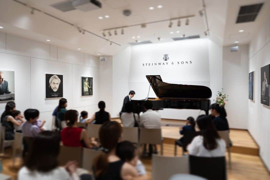金子三勇士のインスタグラム：「Steinway & Sons Tokyo x Steinway Artist Miyuji Kaneko presents "Miyuji Kaneko's Summer Vacation - Music Room for All" 金子三勇士の夏休み！〜みんなの音楽室〜 Part 1 Special thanks to Gateau Festa Harada. @steinwayandsons  @steinway_tokyo  @gateaufesta_harada.official  @universalclassics.jp  #Steinway #SteinwayArtist #MiyujiKaneko #piano #pianist #event #summervacation #music #education #kids #families #babies #concert #スタインウェイ #金子三勇士 #夏休み #コンサート #イベント #スタインウェイアーティスト #情操教育 #みんなの音楽室 #ピアノ #コンサート #ピアニスト #おはなし #0歳児  #保育園 #幼稚園 #小学校 #中学校 #教育プログラム」