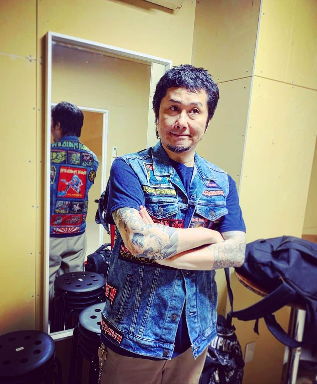 横山健さんのインスタグラム写真 - (横山健Instagram)「2023.8.11 “Summer Dude tour” @ B.9 V1, Kumamoto, Japan  熊本！ 熊本では何度もライブをしてきました(今回はコロナを挟んだので、なんとまる4年振り！)。 言葉にするのにはなかなか思い切りが必要ですが…今までにやった熊本でのライブの中でぶっちぎりで、一番楽しかったぜ！！  写真はライブとは関係なく、バトルジャケットを着たボクです(ボクのではありません💦)。 しかも Iron Maiden 縛り！！どシブ！！  近年デスクワークやレコーディング立ち合いなどをしていたうちの社員が、何年か振りにスタッフとしてこのツアーに同行したんです。その際に着てきたのかこれ…なんのバトルするつもりだったんでしょうかね？wwww  そして…バトルジャケットとは一体…？？  #summerdudetour #kenyokoyama #横山健 #ironmaiden #battlejacket #pizzaofdeath」8月15日 8時48分 - kenyokoyamaofficial