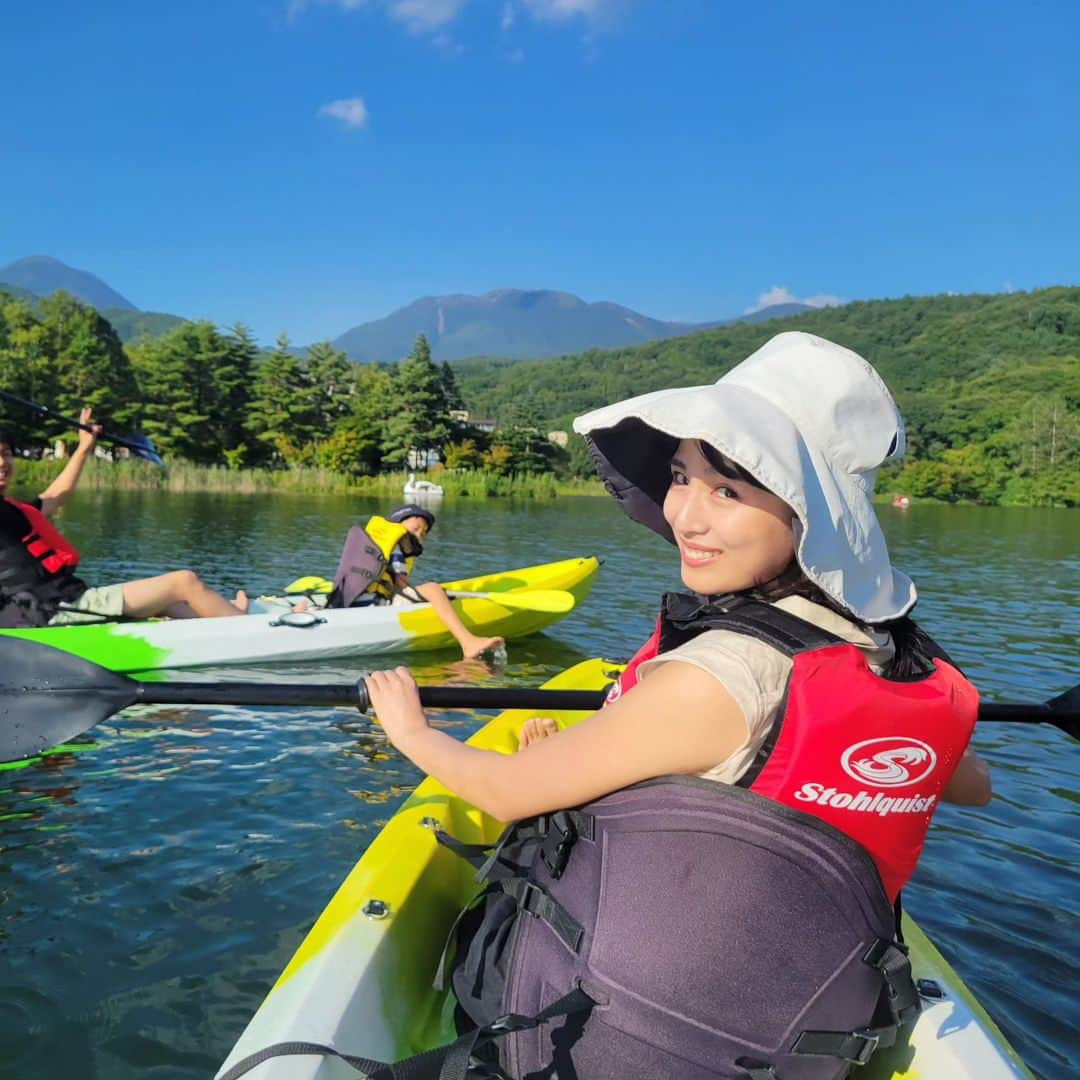 本仮屋リイナのインスタグラム：「私だけバケツで水をかぶったくらいびっしょびしょに濡れて、係のお兄さんもびっくりしてました😎🌊 ⁡ ⁡湖もカヌーも初めてでしたが、いいですね🌿‬ ⁡ ⁡⁡#カヌー漕いでこんがリイナ👧🏿⁡ ⁡#時差投稿」