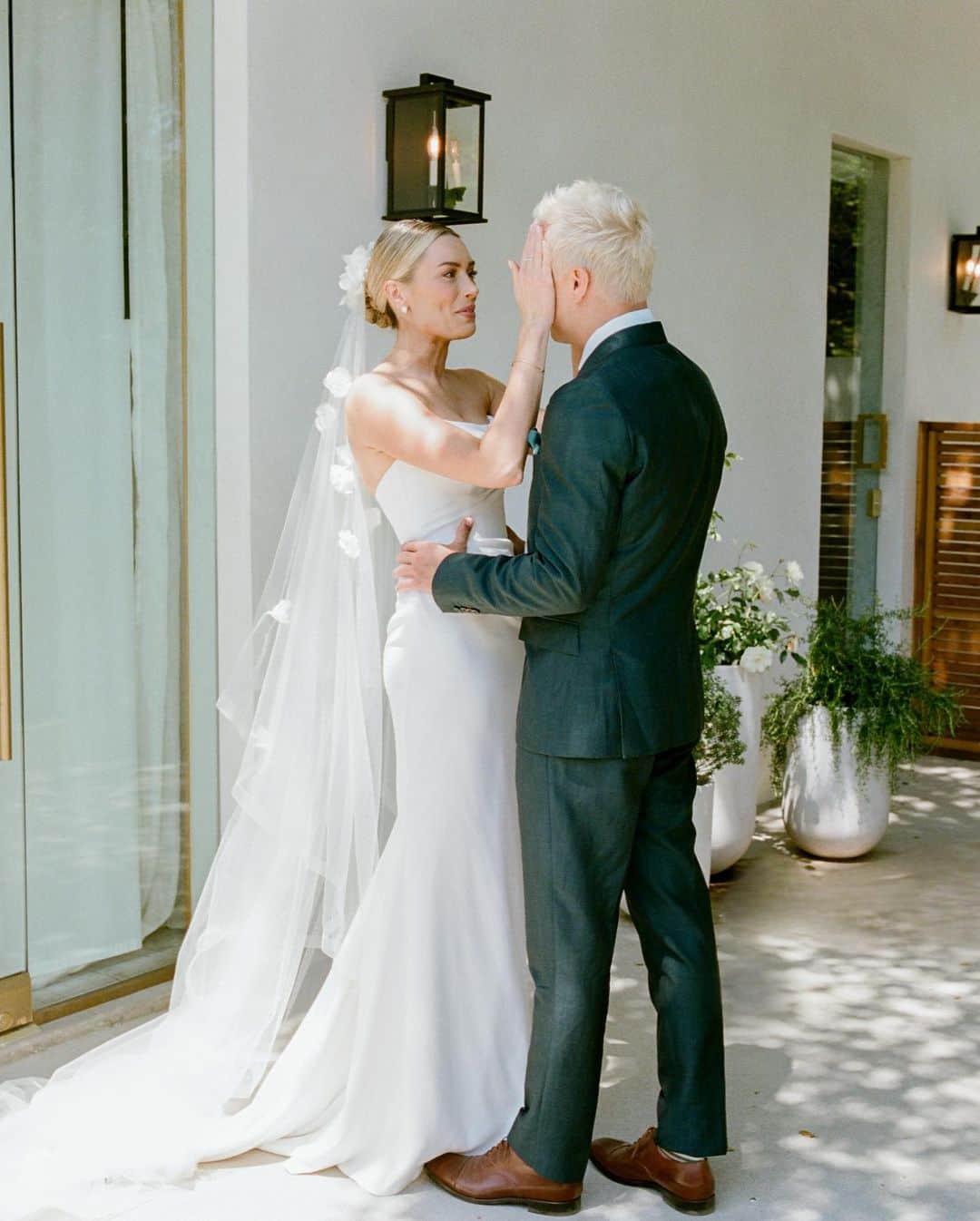 アリエル・ヴァンデンバーグさんのインスタグラム写真 - (アリエル・ヴァンデンバーグInstagram)「Our first look was so special! I can’t wait to show you the video! 🥰   #wedding #weddingphotography #brideandgroom  📸: @christinamcneill」8月15日 9時20分 - arielle