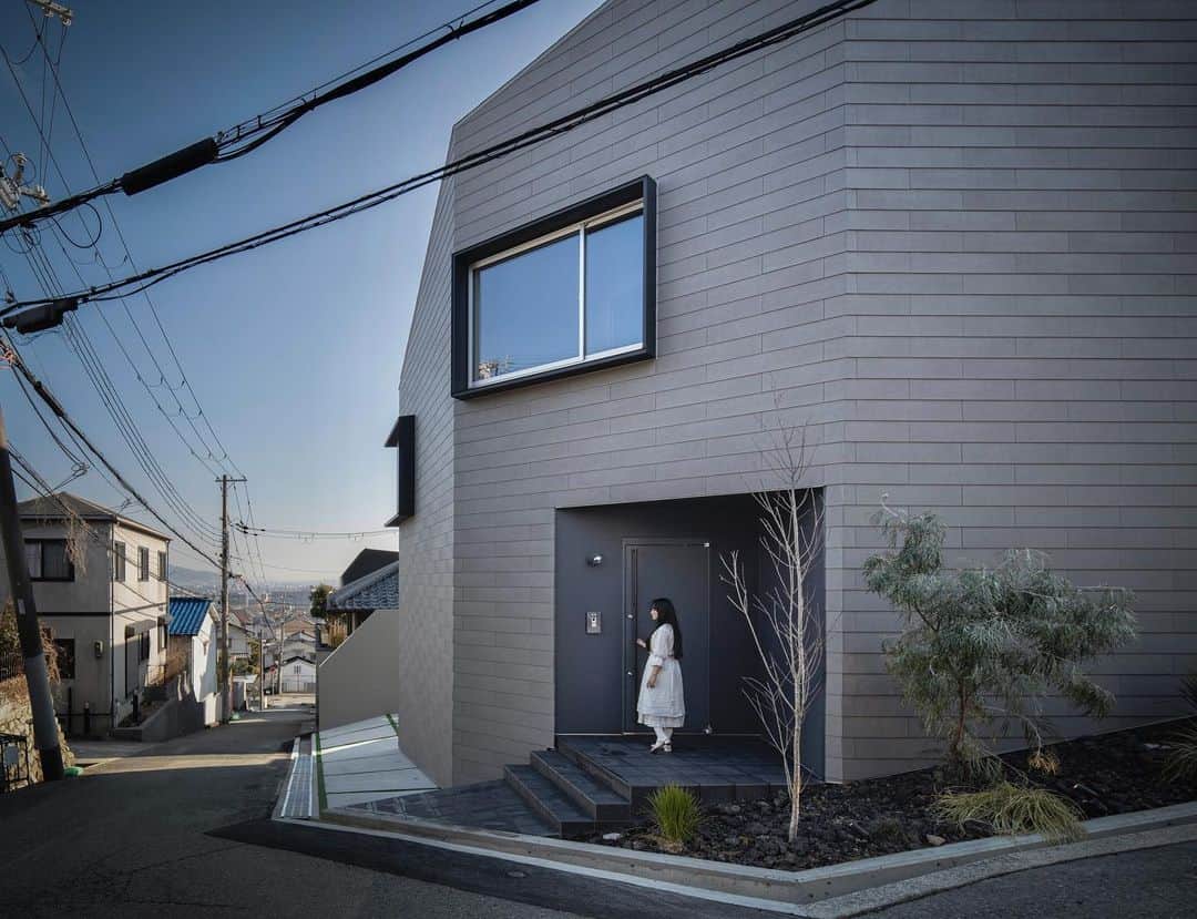 4E.okuwada architects officeのインスタグラム：「[ house in Sakasegawa] ｜use：house｜loc：Nara prefecture ｜architect：Takeshi Okuwada ｜photo：Keishiro Yamada  傾斜地に建つ 家族3人の住まい 設計しました  9/9〜9/17 四天王寺前夕陽ヶ丘のアトリエにて デザイン相談会あります .」