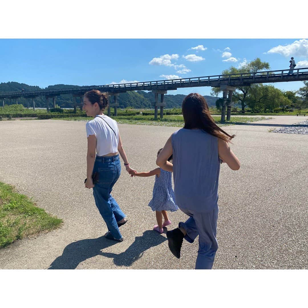 吉野史桜さんのインスタグラム写真 - (吉野史桜Instagram)「友に会いにいく静岡旅〜❸  電車でたどり着いた先で 友と合流〜🎵  いっきに賑やかに😂  たまに言ってると思いますが、 私はまっすぐ長い橋が好きなので、 (まっすぐ長い道も好きだ！) 島田の蓬莱橋に連れて行ってもらいました✨✨  世界一長い木造歩道橋として、 ギネスにも登録されています📕  長い木＝長生きの橋、 全長897.4m（やくなし＝厄無し」）の語呂合わせで縁起のいい橋✌️  また寿命延びたな🌱🌱  ホント長かったけど、綺麗な川で風が気持ち良かったな〜☺️✨  サギや亀も発見出来たよ🐢  橋の先には 『愛和の鐘』・『長寿の鐘』 があって、みんなでカランカラン鳴らして来ました🔔🎵 (寿命めっちゃ延びる場所多い)  茶屋で煎茶ソフトクリームをいただき🤤🍦  ちなみに橋見て『東海道五拾三次』っぽい〜って話してて、 実際に島田が出てくるみたいでグッズも売ってましたが、 絵に描かれてるのは橋がかかる前の景色みたいです🌈  あと、詳しく調べてないけど 勝海舟さんもいた😳笑  #蓬莱橋 #島田 #静岡 #ギネス #世界一長い木造歩道橋 #煎茶ソフトクリーム #勝海舟 #東海道五拾三次」8月15日 9時34分 - shionyoshino