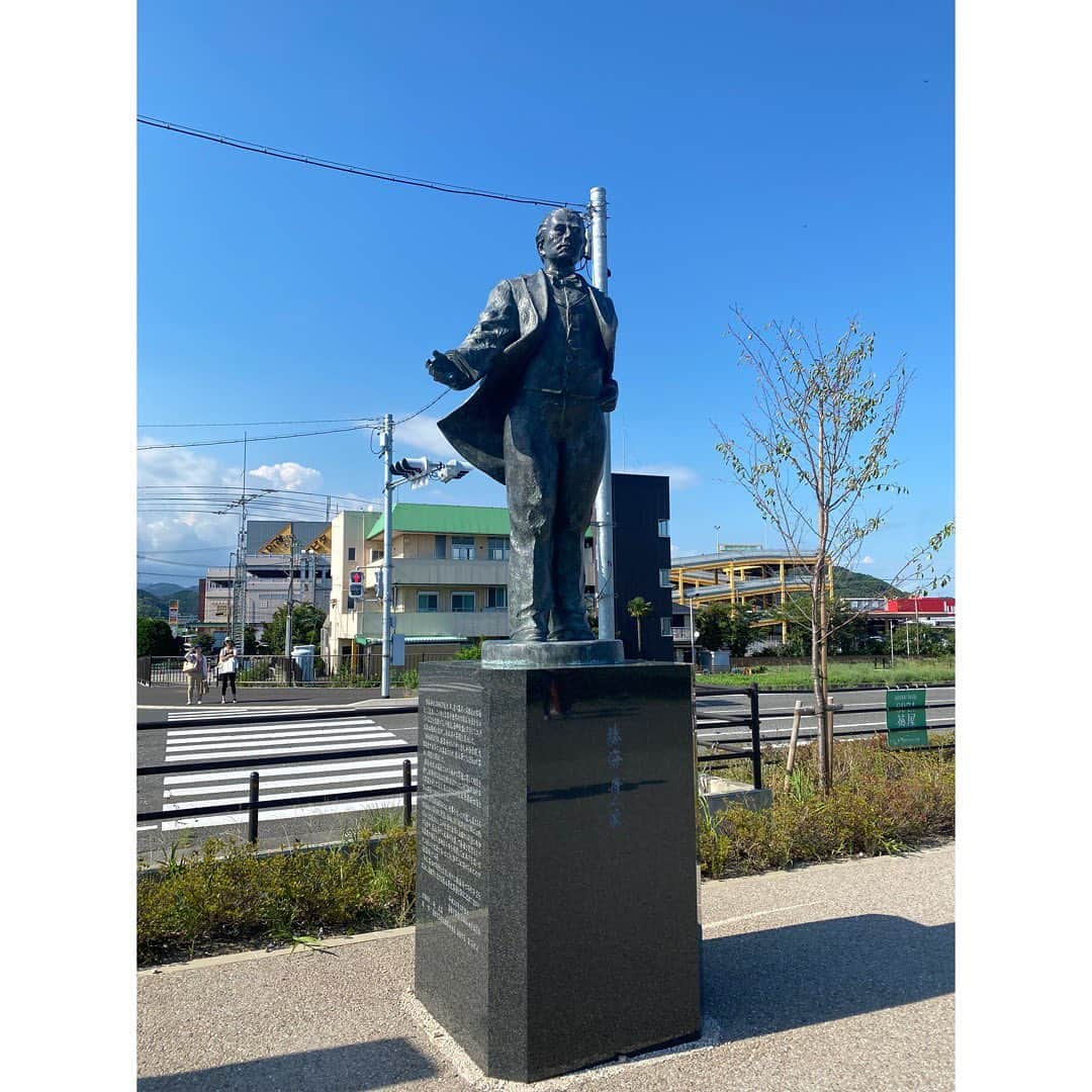 吉野史桜さんのインスタグラム写真 - (吉野史桜Instagram)「友に会いにいく静岡旅〜❸  電車でたどり着いた先で 友と合流〜🎵  いっきに賑やかに😂  たまに言ってると思いますが、 私はまっすぐ長い橋が好きなので、 (まっすぐ長い道も好きだ！) 島田の蓬莱橋に連れて行ってもらいました✨✨  世界一長い木造歩道橋として、 ギネスにも登録されています📕  長い木＝長生きの橋、 全長897.4m（やくなし＝厄無し」）の語呂合わせで縁起のいい橋✌️  また寿命延びたな🌱🌱  ホント長かったけど、綺麗な川で風が気持ち良かったな〜☺️✨  サギや亀も発見出来たよ🐢  橋の先には 『愛和の鐘』・『長寿の鐘』 があって、みんなでカランカラン鳴らして来ました🔔🎵 (寿命めっちゃ延びる場所多い)  茶屋で煎茶ソフトクリームをいただき🤤🍦  ちなみに橋見て『東海道五拾三次』っぽい〜って話してて、 実際に島田が出てくるみたいでグッズも売ってましたが、 絵に描かれてるのは橋がかかる前の景色みたいです🌈  あと、詳しく調べてないけど 勝海舟さんもいた😳笑  #蓬莱橋 #島田 #静岡 #ギネス #世界一長い木造歩道橋 #煎茶ソフトクリーム #勝海舟 #東海道五拾三次」8月15日 9時34分 - shionyoshino