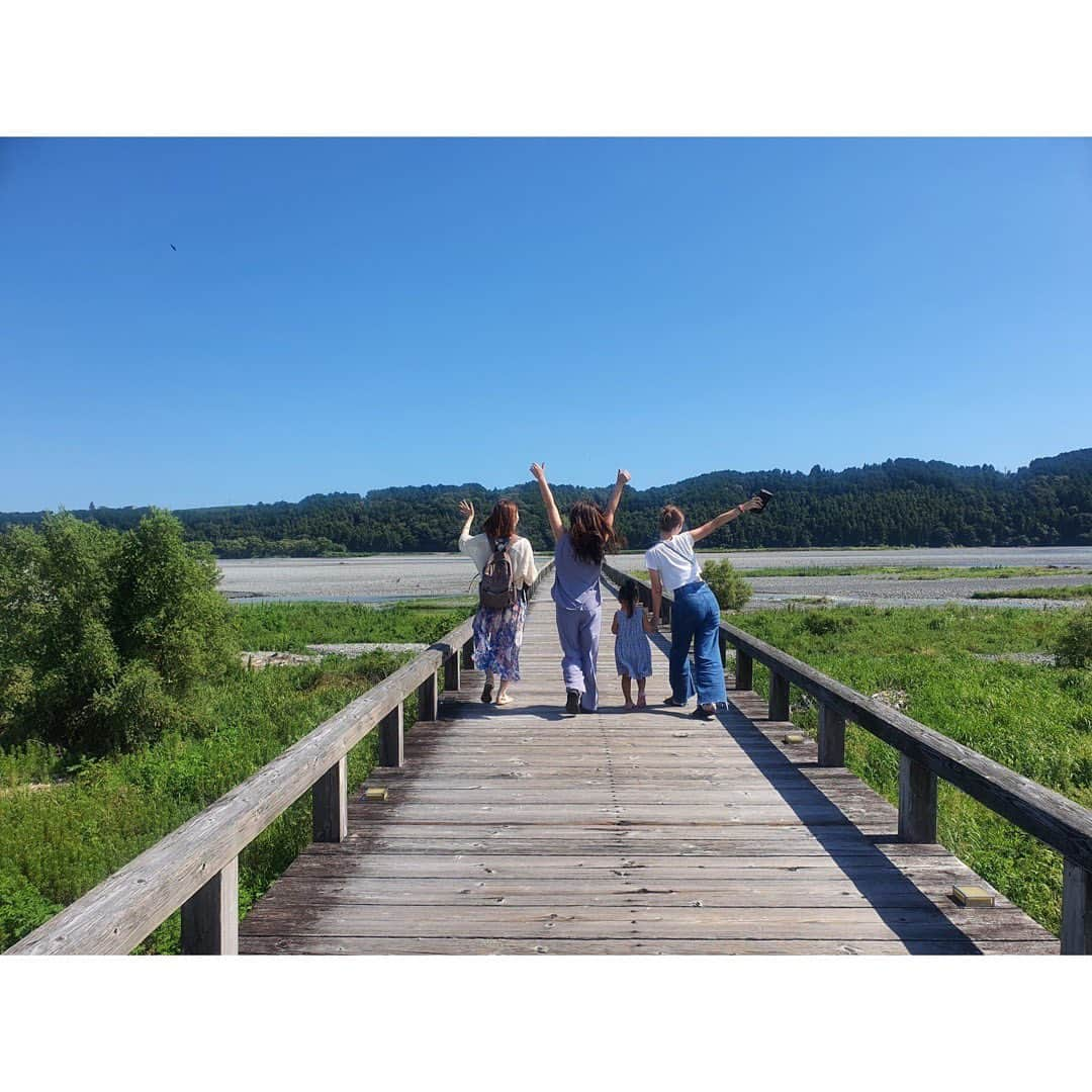 吉野史桜さんのインスタグラム写真 - (吉野史桜Instagram)「友に会いにいく静岡旅〜❸  電車でたどり着いた先で 友と合流〜🎵  いっきに賑やかに😂  たまに言ってると思いますが、 私はまっすぐ長い橋が好きなので、 (まっすぐ長い道も好きだ！) 島田の蓬莱橋に連れて行ってもらいました✨✨  世界一長い木造歩道橋として、 ギネスにも登録されています📕  長い木＝長生きの橋、 全長897.4m（やくなし＝厄無し」）の語呂合わせで縁起のいい橋✌️  また寿命延びたな🌱🌱  ホント長かったけど、綺麗な川で風が気持ち良かったな〜☺️✨  サギや亀も発見出来たよ🐢  橋の先には 『愛和の鐘』・『長寿の鐘』 があって、みんなでカランカラン鳴らして来ました🔔🎵 (寿命めっちゃ延びる場所多い)  茶屋で煎茶ソフトクリームをいただき🤤🍦  ちなみに橋見て『東海道五拾三次』っぽい〜って話してて、 実際に島田が出てくるみたいでグッズも売ってましたが、 絵に描かれてるのは橋がかかる前の景色みたいです🌈  あと、詳しく調べてないけど 勝海舟さんもいた😳笑  #蓬莱橋 #島田 #静岡 #ギネス #世界一長い木造歩道橋 #煎茶ソフトクリーム #勝海舟 #東海道五拾三次」8月15日 9時34分 - shionyoshino