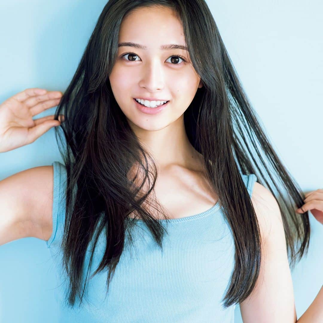 週刊少年マガジンのインスタグラム：「2023年8月9日（水）発売の「週刊少年マガジン」36・37合併号に、井上和さんが初登場!!  33枚目のシングル『おひとりさま天国』が8月23日発売！キレキレの満点アイドルに注目です！  撮影 / 神藤剛 スタイリング / 川上舞乃 ヘアメイク / 田村直子 デザイン / 坂上和也 衣装協力 / EKCOOKIES プレスルーム  #乃木坂46 #井上和 #週刊少年マガジン」