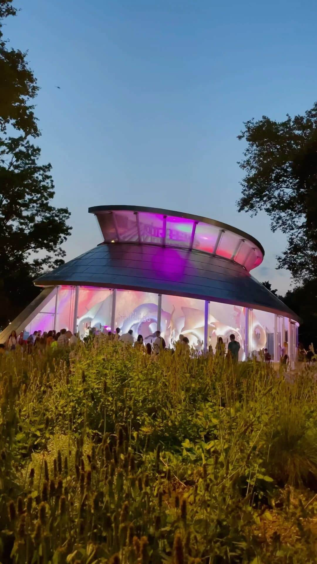 ウェンディー・グエンのインスタグラム：「NYC date night / family night ideas 🌃 SeaGlass carousel at night - One of the most magical experiences ✨   One of our favorite things to do in NYC - SeaGlass glows and dances at sunset. With the surrounding areas filled with live music, this destination is fun for date night and family night.   📍 Location: Water street & State street  🕰️ Time: Monday - Sunday 11 am to 9 pm (last ride 10 mins before closing)  🎟️ Tickets: $6 per person (children under 1 are free)  #seaglasscarousel #carousel #newyorkcity #nycparks #thebatterynyc #batterypark #mysecretnyc #thingstodoinNYC #datenight #thingstodowithkids #summernights #explorenyc @theseaglasscarousel」