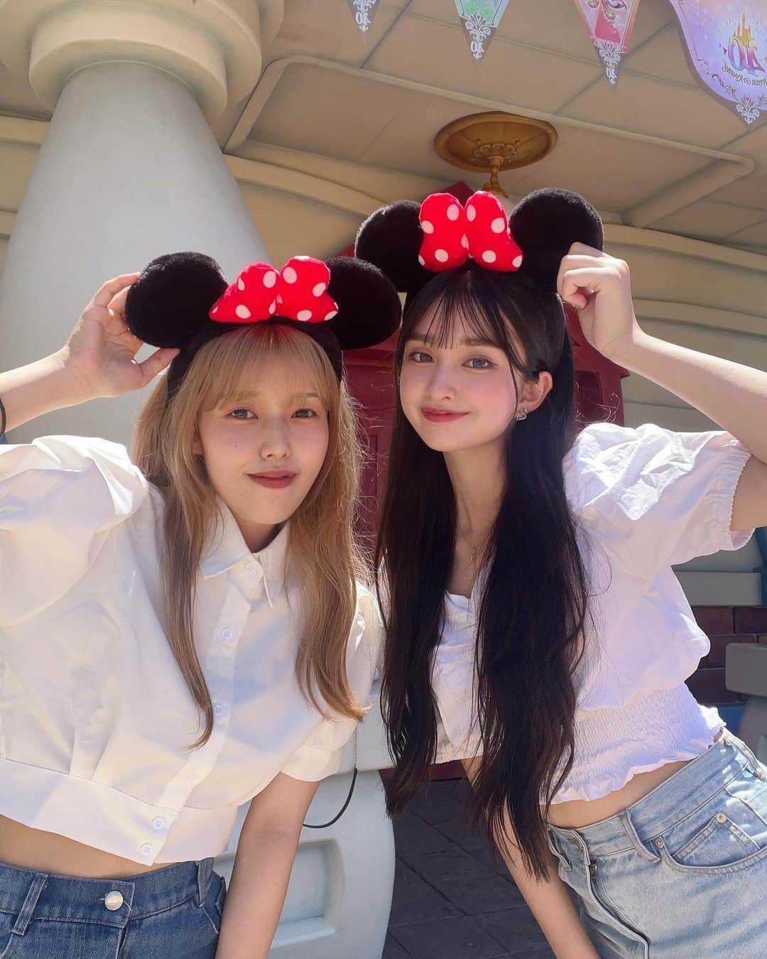 のインスタグラム：「. 前回Disney行った時の お揃いコーデ🐭❤️ . . . . . . . . . . . . . . . #シブサン　#shibu3project #ピンククラス　#モデル　#被写体　#サロンモデル　#アイドル　#ロングヘア　#ガーリーヘア　#白のブラウスコーデ　#Disney #ディズニー　#disneyland #ディズニーランド　#ミニーちゃん　#05 #ljk #followｍe #ootd #instagood」