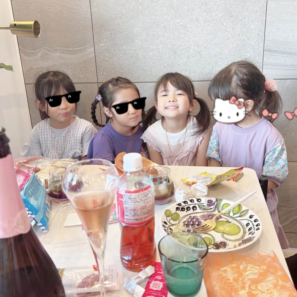 mariomi324のインスタグラム：「昨日は長女の仲良しちゃんたちが、おうちに遊びに来てくれました🥰 プリンセスごっこしたり、ちょっと喧嘩したり😂 パフェをみんなで作ったり💕 楽しかったね😆 ⭐︎ 母たちはもちろん🍾笑 みんなお酒好きだと発覚して嬉しかったぁ🥹🥹🥹 そして我が家をたくさん褒めてもらって嬉しかったです😊✨ また来てね🫶♥️♥️♥️ ✳︎ ✳︎ ✳︎ ✳︎ #5歳 #2歳9ヶ月 #女の子ママ #姉妹ママ #姉妹 #kidsfashion #kidstagram #instakids #kidsphotography  #onthetable #おうちごはん #おうちごはんlover #おうちカフェ #おうちランチ」