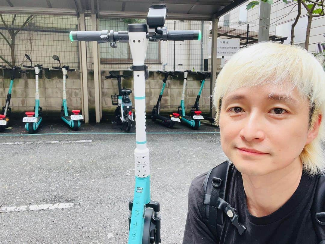 NAOTOさんのインスタグラム写真 - (NAOTOInstagram)「無事誕生日を迎え、50歳になりました。そして、たくさんのお祝いメッセージありがとうございます。😊 今日はBirthday Live@吉祥寺ですが、その前にデスクワークを。 luupで出社したら、道が空いてて快適過ぎました。😊 #はーふあせんちゅりー #luup #第3期luupアンバサダー」8月15日 9時51分 - naoto_poper