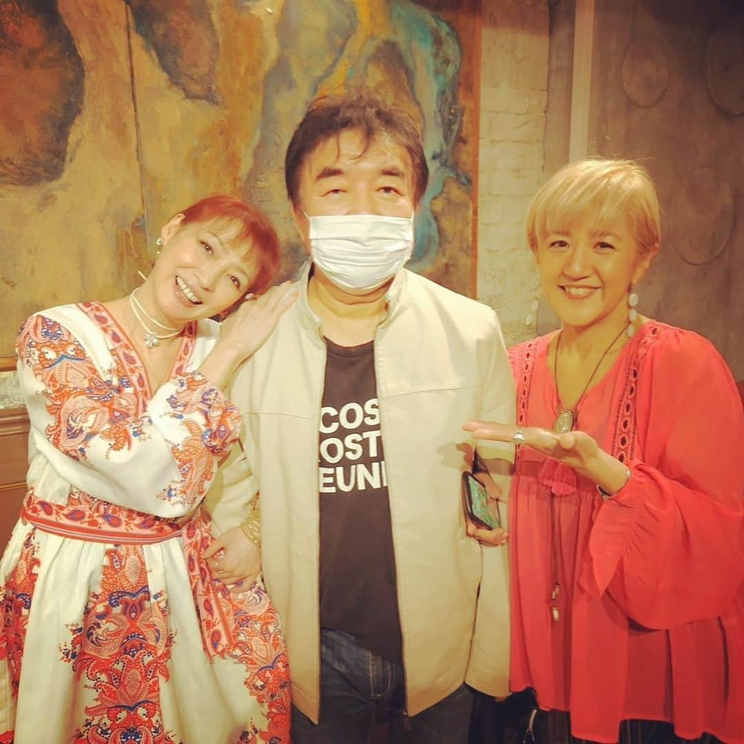 鈴木桃子のインスタグラム：「"チームコーザノストラ"😉から桜井鉄太郎、小田玲子、鈴木桃子で2週に渡りゲスト出演させていただきましたJ-Wave TOKYO M.A.A.D SPIN  @tyomaadspin  お楽しみいただけましたでしょうか？ Episode2の昨夜は桜井鉄太郎さんのトークが炸裂してましてw放送できないことやできないことも🤣いろいろあってちょっとハラハラしましたがw無事オンエアできて良かったです！😅 長時間の私たちの迷走トークを上手に整理していただき、絶妙なあんばいで編集していただき感謝の気持ちでいっぱいです💖 Watusiさん、Nazさん、お忙しい中ホントどうもありがとうございました！  実は桜井鉄太郎さんの話しがまだまだ尽きないのでwこれは「次回に続く」とのことですよ〜😉💕 みなさま、どうぞお楽しみに！  昨夜の放送はタイムフリーで聴くことができます。かなりレアな音源も聴けますよ🎵  🔻8/14「Episode2」を聴く https://radiko.jp/share/?t=20230814270000&sid=FMJ  青字の「詳細情報を見る」をクリックして下の方にスクロールすると、かかった曲のタイトルなども出ているのでご興味のある方は是非チェックしてくださいね😊💕  #jwave #maadspin #watusi #naz #nazwa! #cosanostra #桜井鉄太郎 #小田玲子 #鈴木桃子 #コーザノストラ」