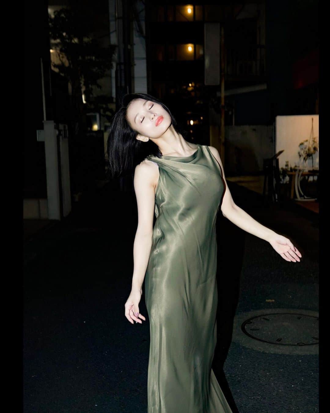 フミカのインスタグラム：「. . 夜の街でストロボ撮影♪  雰囲気をまたガラリと変えられる 写真と夜の組み合わせも好きです✴︎˖°  さー久しぶりの投稿になりましたが マイペースにやっていきます🤭❤︎  皆さん今日もステキな1日を🫶🏻  関西の方は特に 台風にどうかお気をつけくださいね！ 　  #フミカ#女優#actress#撮影 #ストロボ撮影」