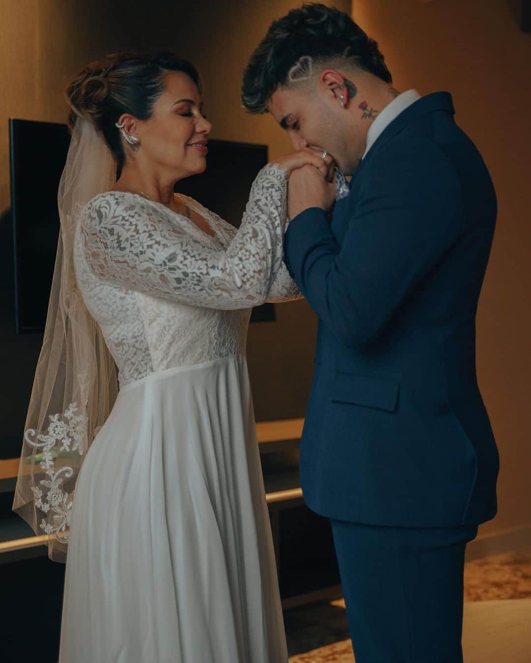Sebastián Villalobosのインスタグラム：「Mi mamá es la razón por la que creo en el amor. Su historia es ejemplo para mí de todo lo bonito, todo lo que inspira, todo por lo que vale la pena luchar. Hoy son 2 años de esto y todavía logro recordar la emoción que pasaba por mi cabeza en ese momento, la emoción de sentirte feliz también, todo lo que hoy 2 años después me hace sentir tan orgulloso de ver que has construido al lado de una mujer que te ama (casi tanto como yo)! Feliz aniversario, mamita y mafecita! Que Dios bendiga su amor y les permita seguir fortaleciendo ese amor bonito, que más personas se inspiren a luchar por el amor sin importar quién esté o no de acuerdo y que esta también sea una señal para quienes tienen miedo a mostrar quiénes son.. que todo lo maravilloso está del otro lado del miedo! LAS AMO 👰🏼‍♀️👰🏽‍♀️!」