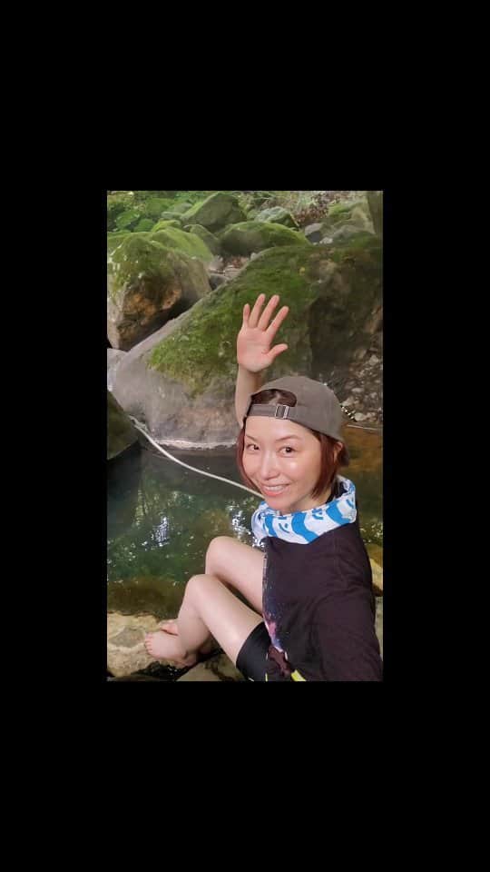 のインスタグラム：「野湯巡り旅♨️続いての湯は甘湯新湯！ 車を置いて沢沿いの林道を20分ほど歩いたら沢へ降りて行くと温泉が！！なかなかの山奥、電波ないです😵 道はわかりやすいのですが万が一のために道中は熊鈴かラジオあると安心です（GPSも！） 野湯好きさんたちが結構訪れているようで林道から沢へ下る急斜面に道ができていました。助かるー！  熱々50℃くらいの源泉が湧いて溜まってます。ここも先人たちが作ってくれたらしくちゃんと湯船になってる！ そして同じく先人たちの残してくれたホースで沢から冷たい水を引き込んで温度調整🙌ありがたやー  次の湯もあるので私は足湯だけ💛それでも源泉掛け流しはホカホカになるねー！ 景色もお湯もサイコーでした🙆 野湯巡り旅シリーズもうちょっと続きます♨️  #栃木県 #甘湯新湯 #下の湯 #野湯 #ちょっぴりマニアックワイルド旅」