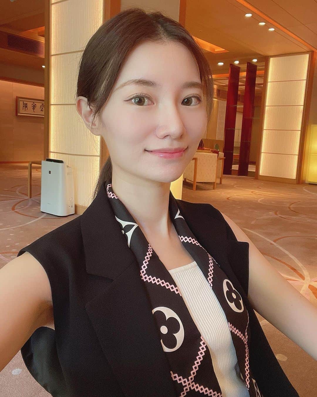 金子実加のインスタグラム：「京都に帰ってますが、台風直撃🥹🌀 家族時間は最高です😄 守られる強い家があって良かったと、 痛感する今日☔️🌀  お盆前半は有馬温泉に行きました😍  「有馬（ありま）温泉」は、兵庫県神戸市北区有馬町にある日本三古湯の温泉。太閤秀吉の時代から多くの著名人が訪れた由緒ある温泉地で、町家の落ち着いた佇まいが残る温泉街です。 有馬温泉のお湯は、環境省が「療養泉（りょうようせん）」として指定をしている9つの泉質のうち、単純性温泉・二酸化炭素泉・炭酸水素塩泉・塩化物泉・硫酸塩泉・含鉄泉・硫黄泉・放射能泉の7つの主成分を含んでいて、世界的にも珍しい多くの成分が混合した温泉です。 有馬温泉では、この7つの泉質は大きく「金泉」と「銀泉」に分けられます。 ＊引用 https://onsen.community2.fmworld.net/articles/8714/  #有馬温泉 #老舗高級旅館 #有馬温泉旅館 #有馬 #兵庫 #兵庫旅行 #兵庫観光 #japan #金泉の湯 #金泉 #銀泉 #日本三古湯 #療養泉 #温泉ソムリエ #金の湯 #銀の湯」