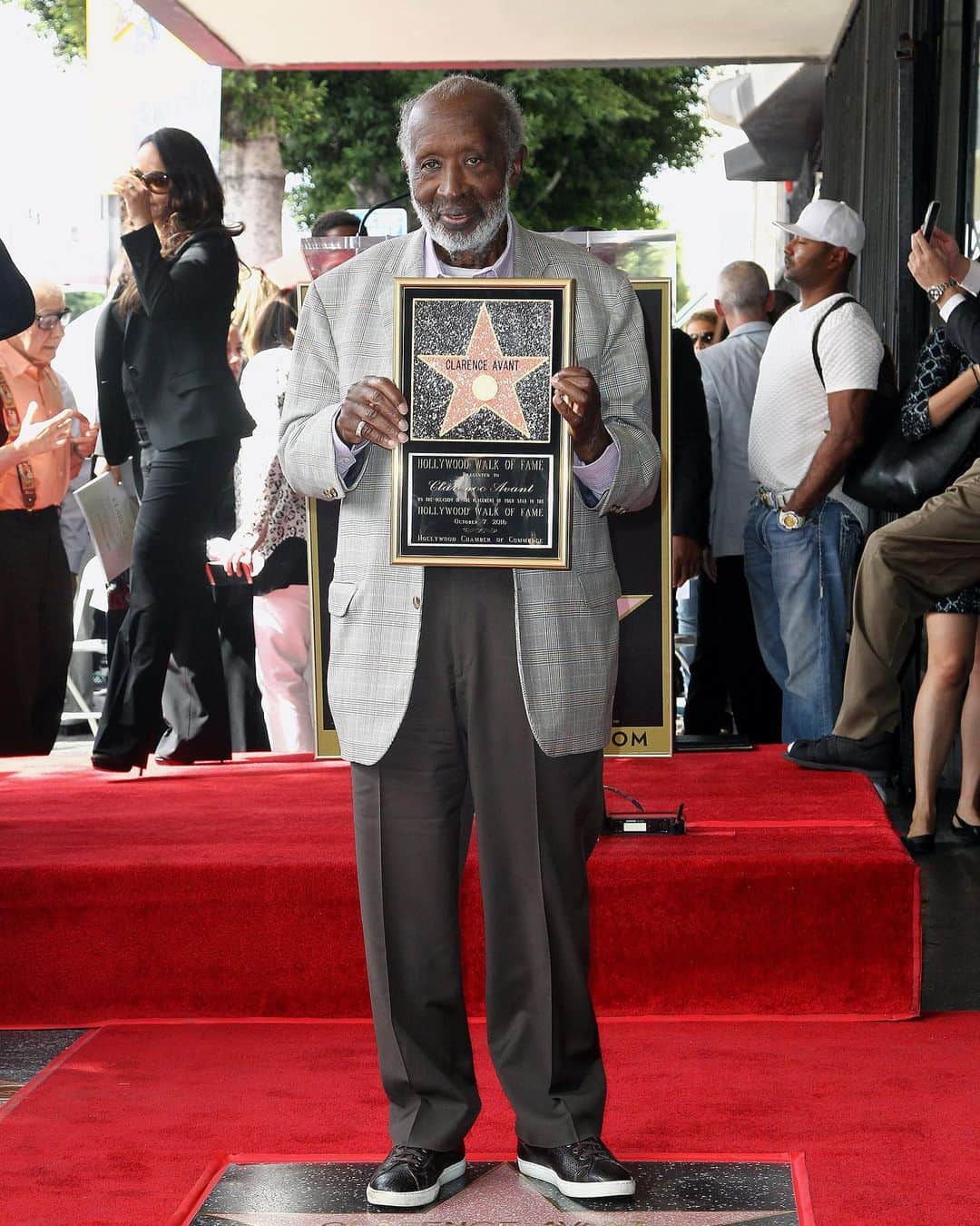 マイケル・ジャクソンのインスタグラム：「Known as the “Black Godfather,” Clarence Avant was a barrier-shattering figure in music, entertainment, sports, and philanthropy. His legacy as an executive, manager, and entrepreneur left an indelible mark. Not only was he a discerning talent scout, Clarence also served as a benevolent mentor and advisor to many of the industry's leading figures. Among his many accomplishments, Clarence played a pivotal role in promoting the Bad Tour, Michael’s first global tour as a solo artist. A fervent advocate for equality and civil rights, Clarence delved into politics, earning the respect and ear of presidents. Beyond his professional triumphs, he and his cherished wife, Jacqueline, were renowned for their charitable endeavors.  Sending best wishes during this difficult time to his family and the countless people Clarence touched with his generosity.」